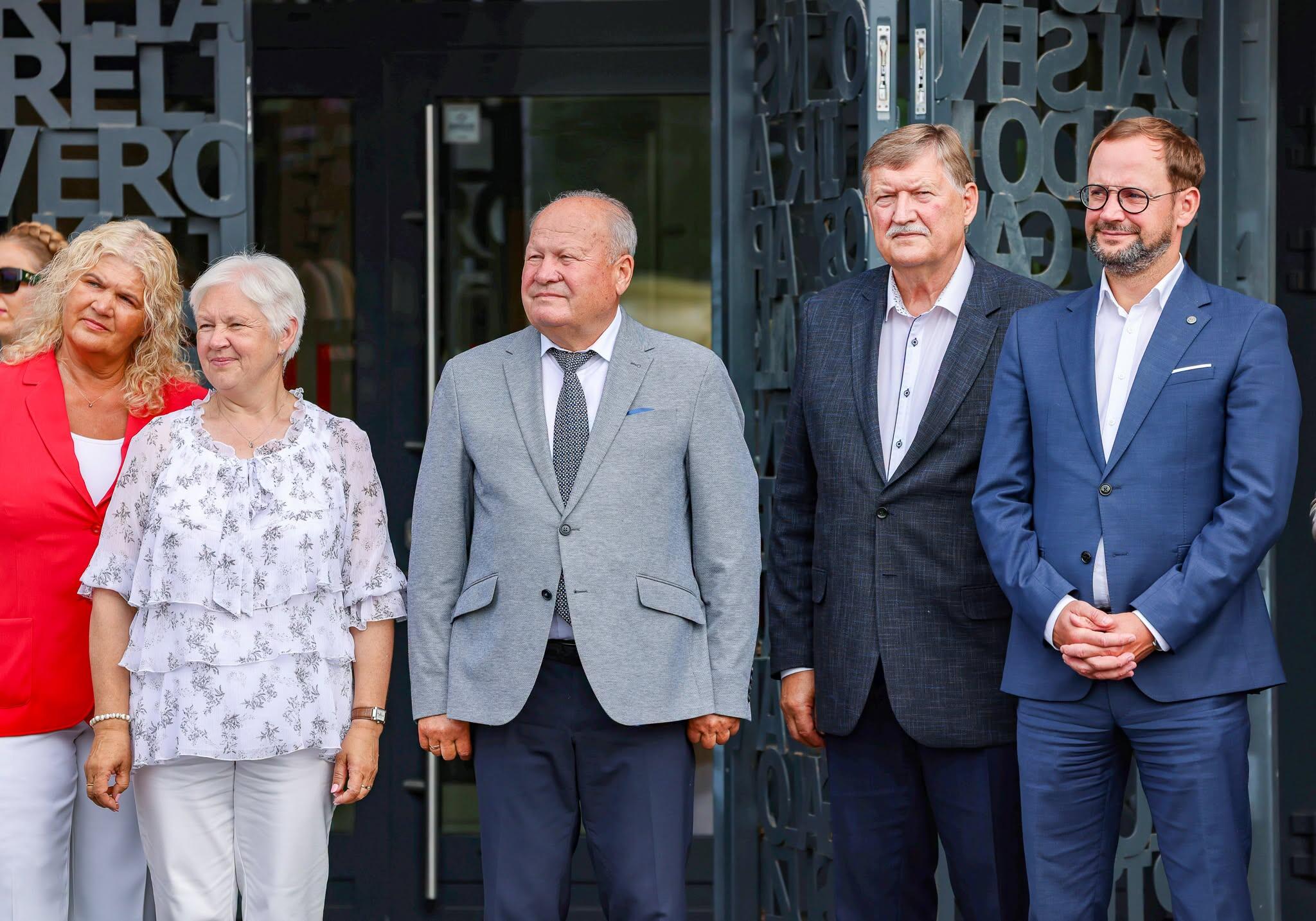 Palydos: išvykstančius pasveikino Kauno rajono savivaldybės vadovai.