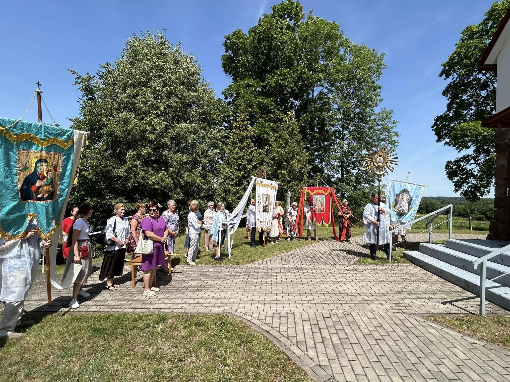 Rūpestis: bendruomenė sutvarkė 1810 m. statytos Šv. apaštalų Petro ir Pauliaus bažnyčios aplinką.