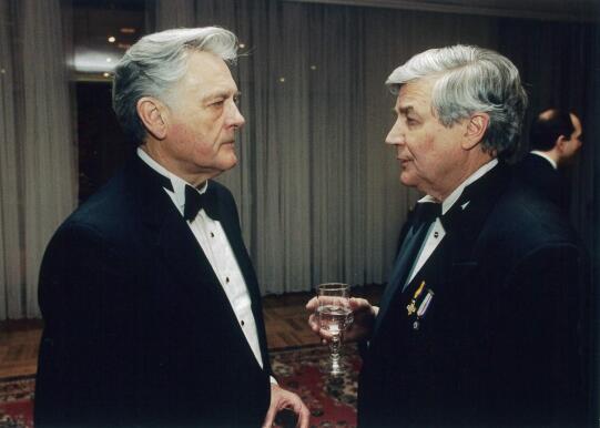 Bičiuliai: V. Adamkaus ir R. Mieželio draugystė trunka jau aštuntas dešimtmetis. Vasario 16-osios minėjimas Vilniuje, 1998 m.