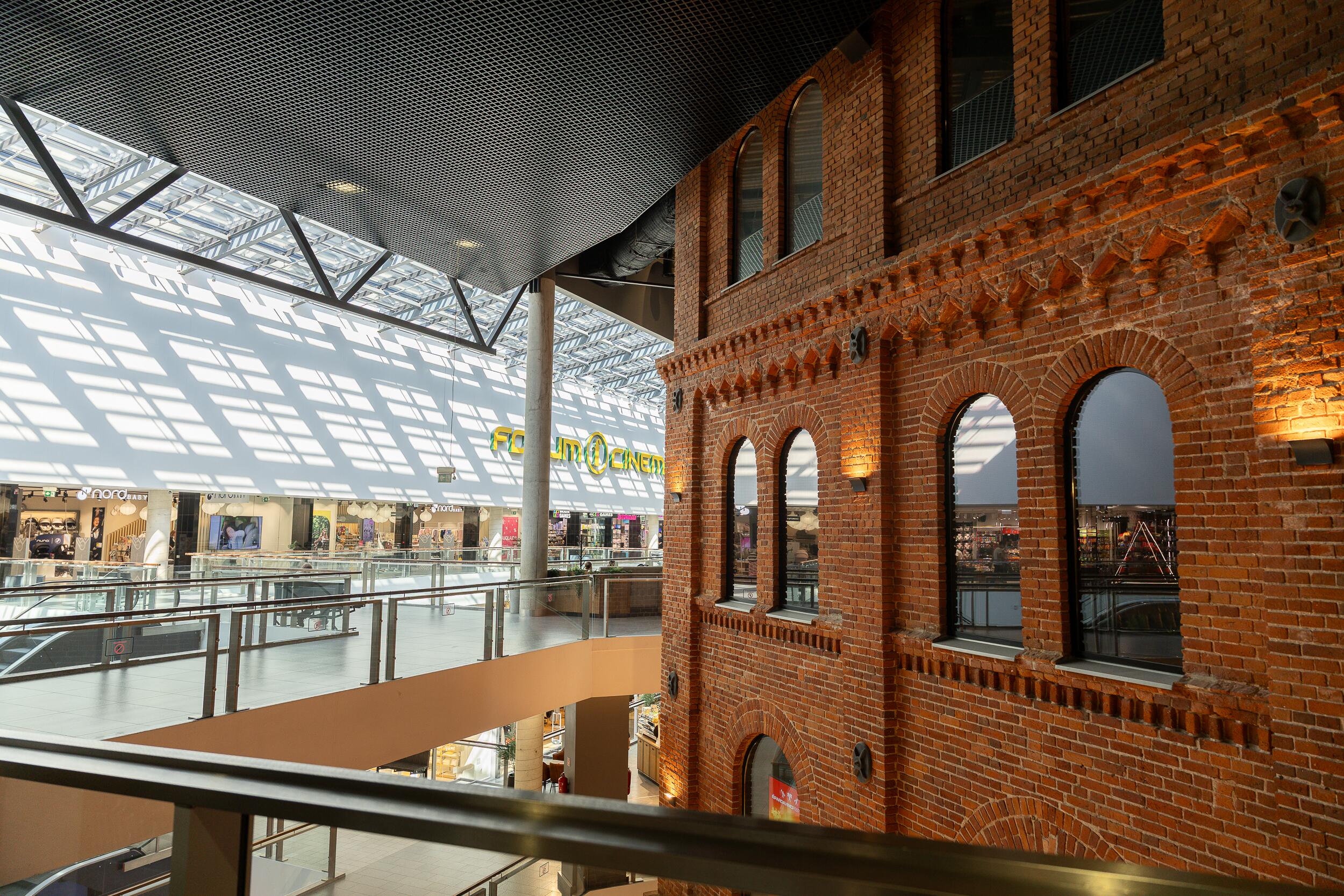 Paralelės: prekybos centre autentiškos fabrikų sienos ir šiuolaikinė architektūra susipynė po vienu stogu.