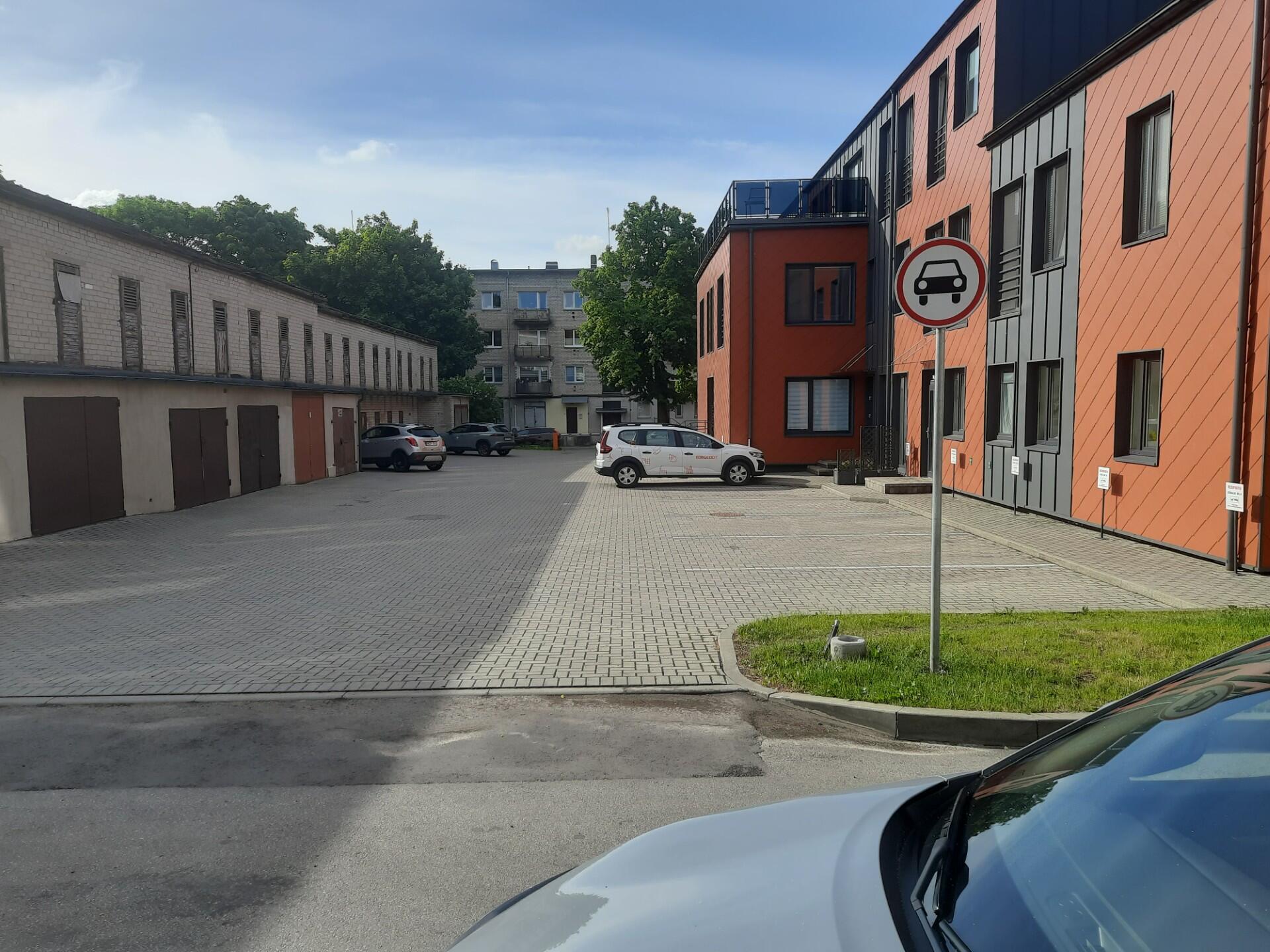 Netelpa: Liepų gatvės 36A namas turi erdvų kiemą, tačiau aiškėja, kad dalis jo priklauso kitiems savininkams ir jie taip pat nenori, kad jų garažai būtų užstatyti svetimomis mašinomis.