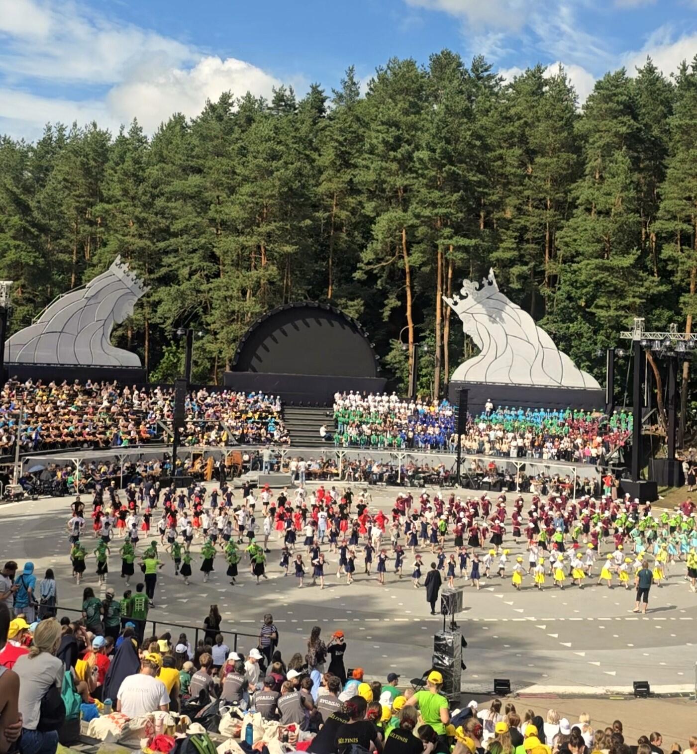 Repeticija: sostinėje vyksiančioje Moksleivių dainų šventėje dalyvauja per 1,2 tūkst. Klaipėdos mokinių – choristų, šokėjų, muzikantų.