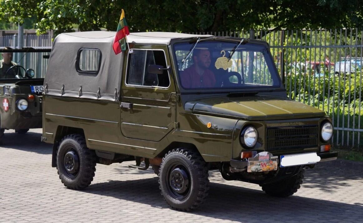 Kaimynas: tarp dalyvių Rygoje – rūpestingai prižiūrėtas „LuAZ“ iš Lietuvos.