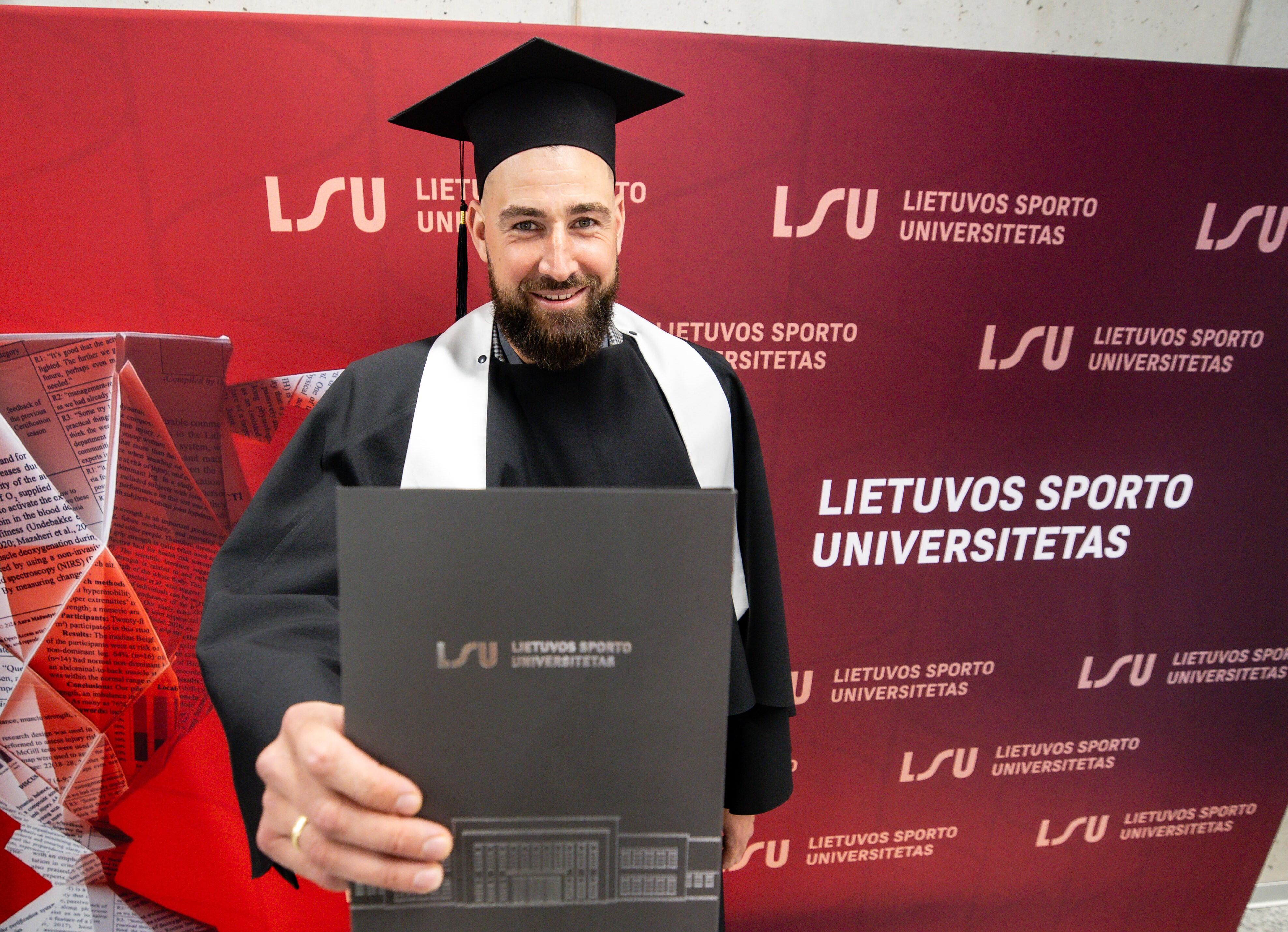 Mokslai: J. Valančiūnas – LSU magistras.