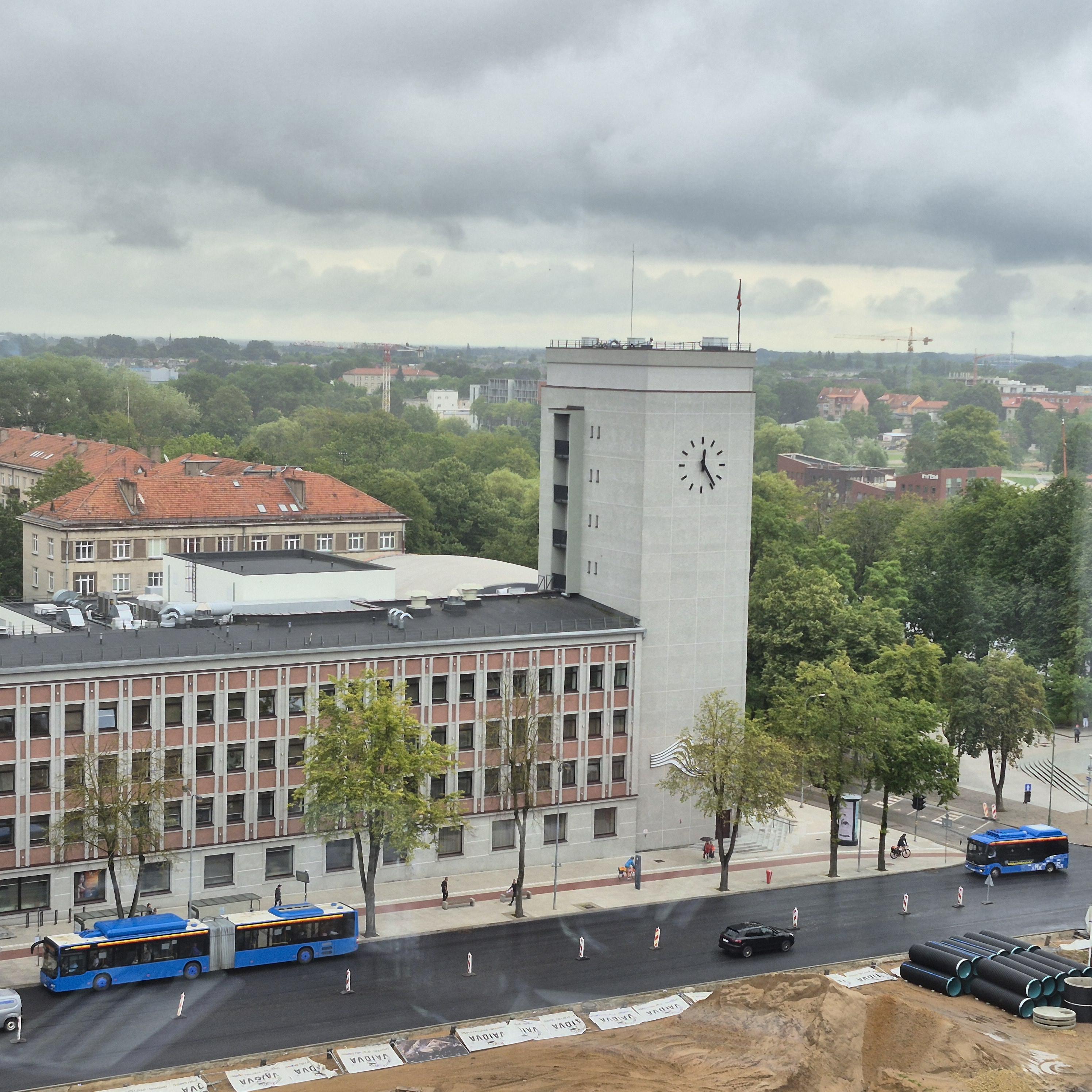 Tvarka: patraukus segmentinę tvorą, eismas galimas dviem kryptimis.