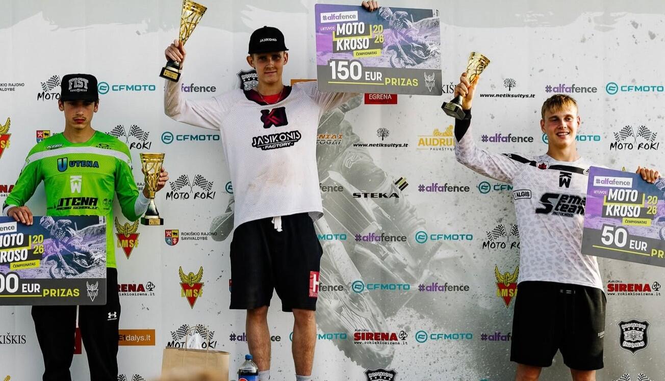 Varžovai: „MX2J“ lenktynių „Moto-Roki“ trasoje prizininkai (iš kairės) D. A. Šikšnys, D. Petrauskas, J. Dilys.