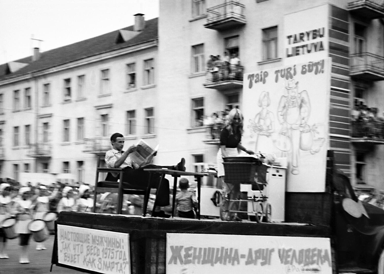 Ironija: sovietinės Jūros šventės metu buvo galima išvysti ir štai tokių, šiandien sunkiai įsivaizduojamų šventinių eitynių platformų.