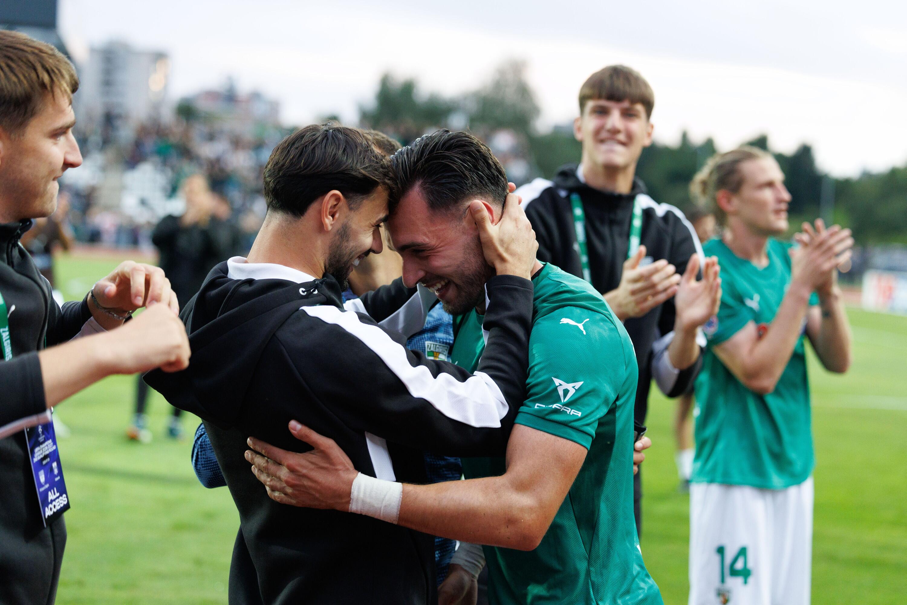 Herojus: L. Krekovičius (su baltu raiščiu ant rankos) Kaune dar nespėjo dorai apšilti kojų, bet jau paliko gilų pėdsaką klubo istorijoje.