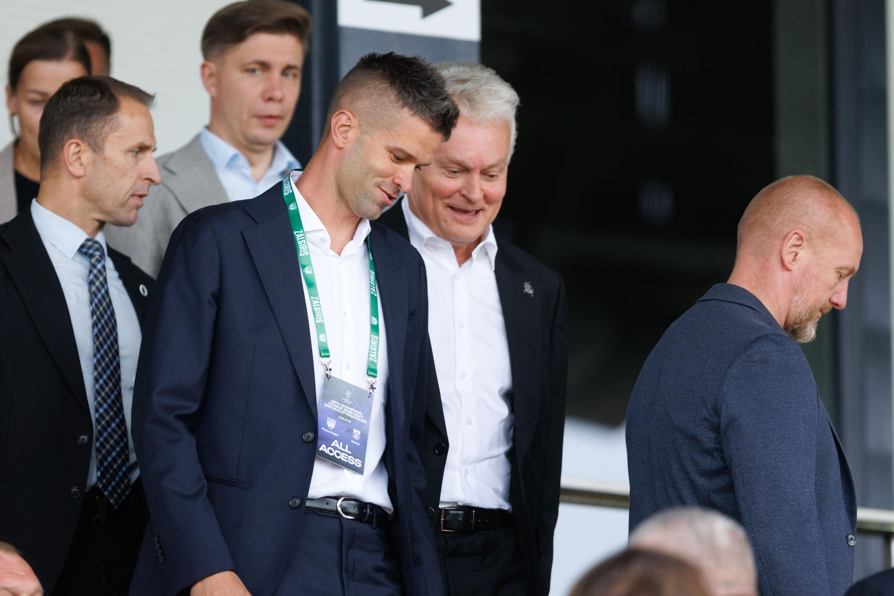 Žiūrovas: žalgiriečių žygis Europoje į stadioną pritraukė ir šalies prezidentą G. Nausėdą.