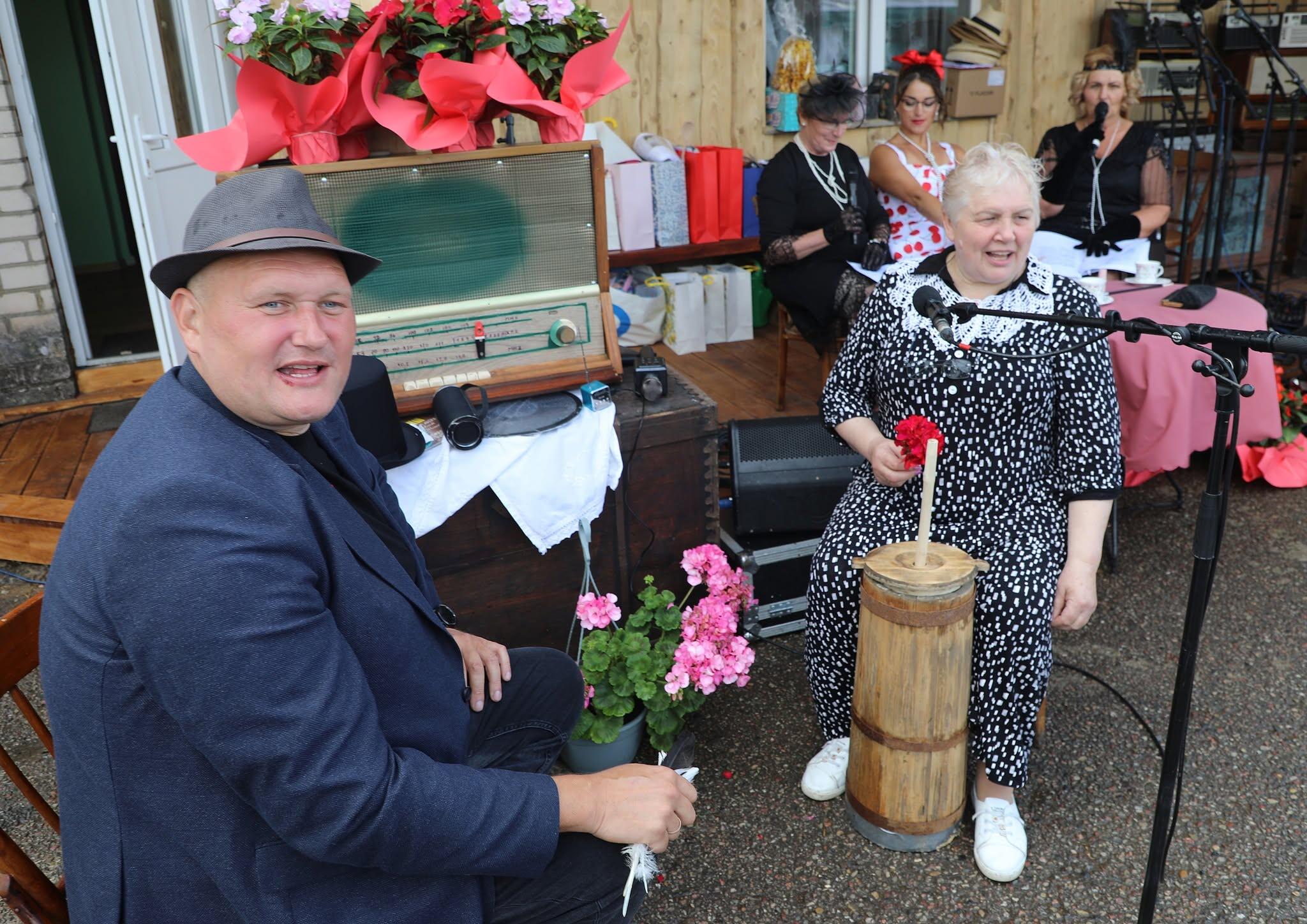 Šmaikštumas: renginį papildė Kilupių kaimo bendruomenės humoristinės grupės pasirodymas „Bobų radijas“.
