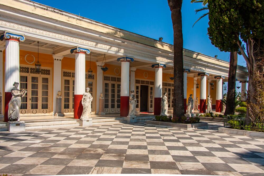 Įvairovė: Korfu senamiestis, įtrauktas į UNESCO paveldo sąrašą, sužavi venecijietiška architektūra, o imperatorės Elžbietos (Sisi) vasaros rezidencija Achiliono rūmai suprojektuoti neoklasicistiniu stiliumi.