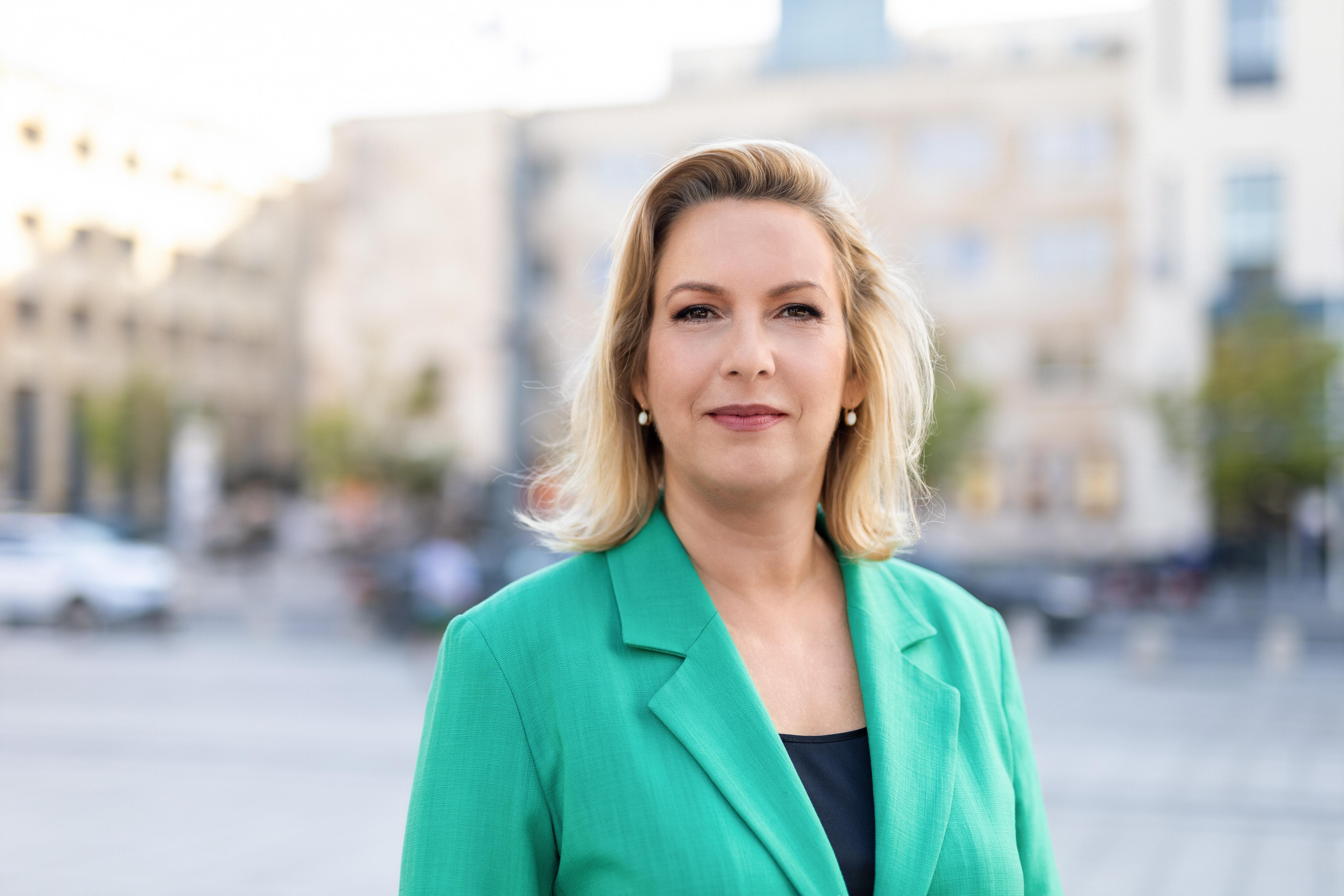 Praktika: pasak dr. E. Čipkutės, kitų šalių patirtis rodo, kad, prasidėjus konfliktui, šalyje įsigalioja paketas karo meto įstatymų, kurie apibrėžia ir svarbiausių ekonomikos sektorių veikimą nepaprastosiomis aplinkybėmis.