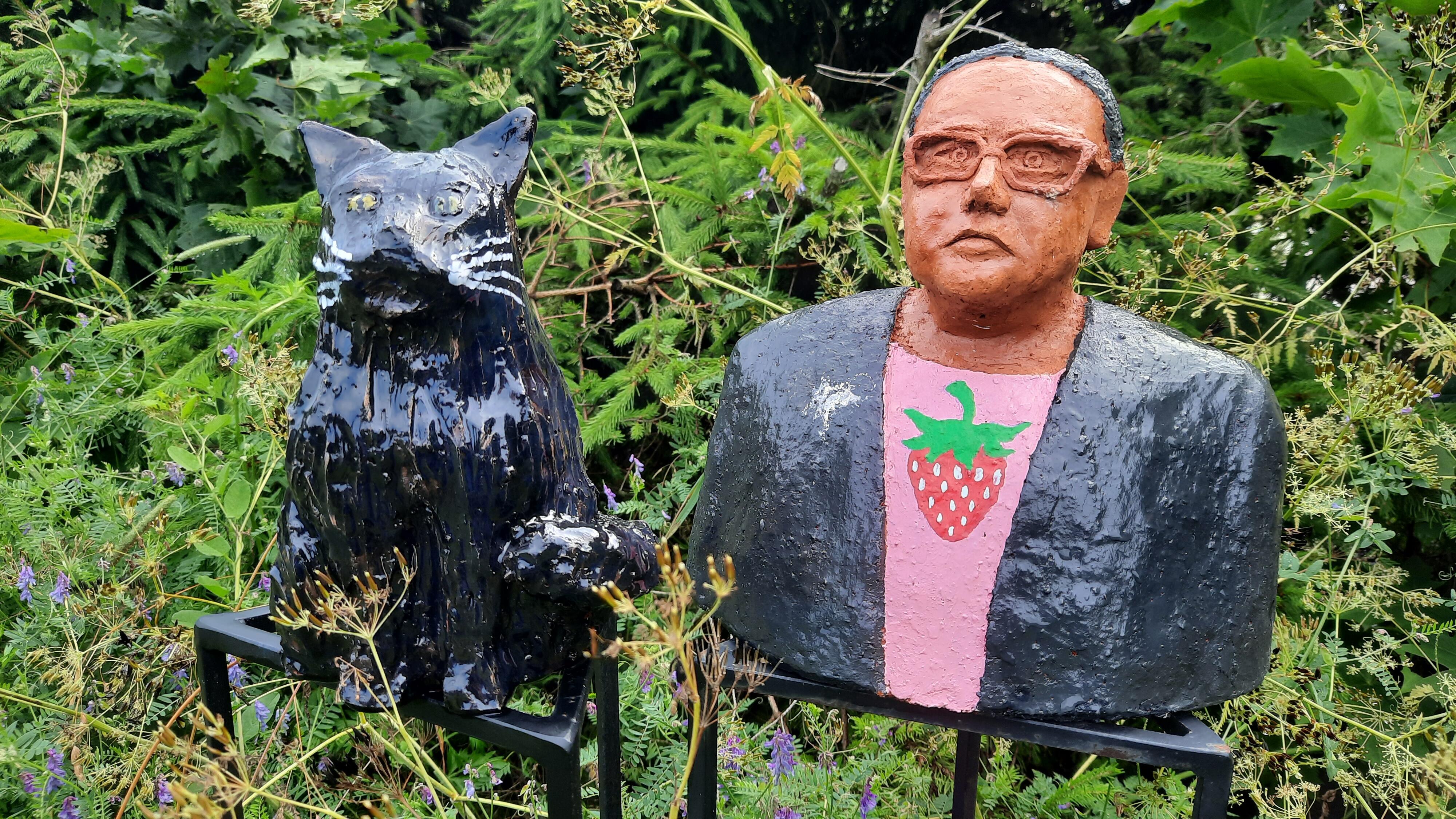 Pasidavė: skulptūrų kolekciją papildė ir dvi politikės. Viena jų labai primena A. Širinskienę. Tuo suabejoti neleidžia ir šalia įsitaisęs katinas – juodas kaip Nuodėgulis.