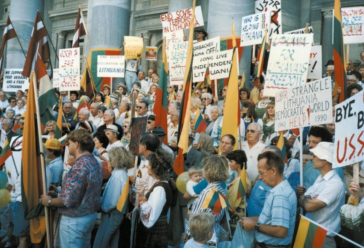 Demonstracija už Baltijos valstybių laisvę Australijoje, šalia Adelaidės parlamento rūmų. 1989 m. Kairėje plakatas su užrašu anglų kalba: „Mes palaikome laisvą Ukrainą ir laisvą Lietuvą“.