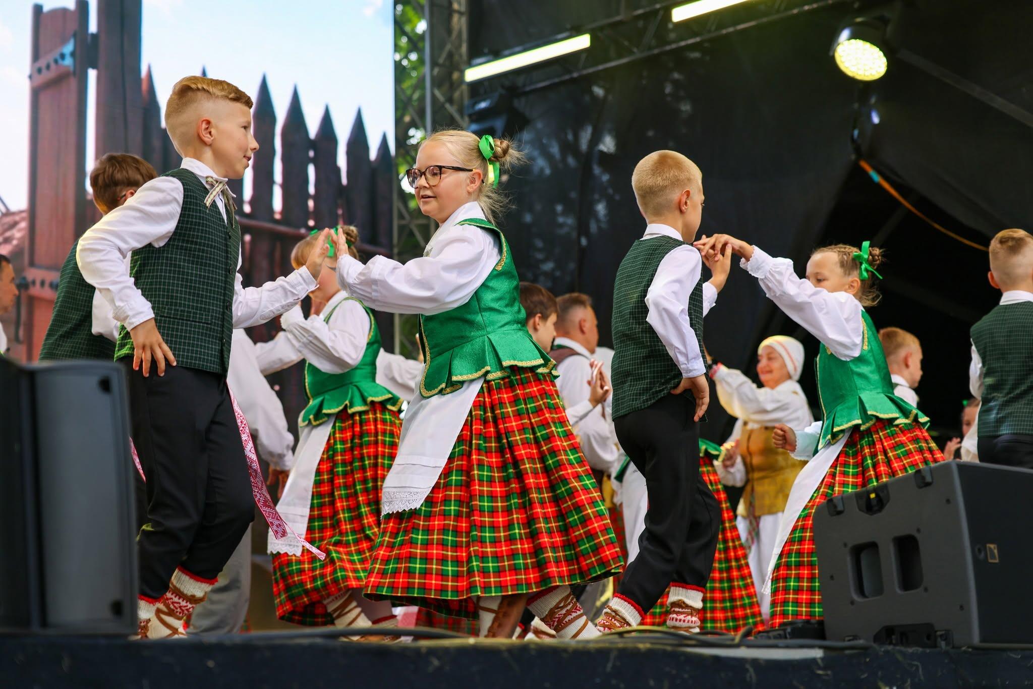 Kartos: scenoje karaliavo įvairaus amžiaus atlikėjai.
