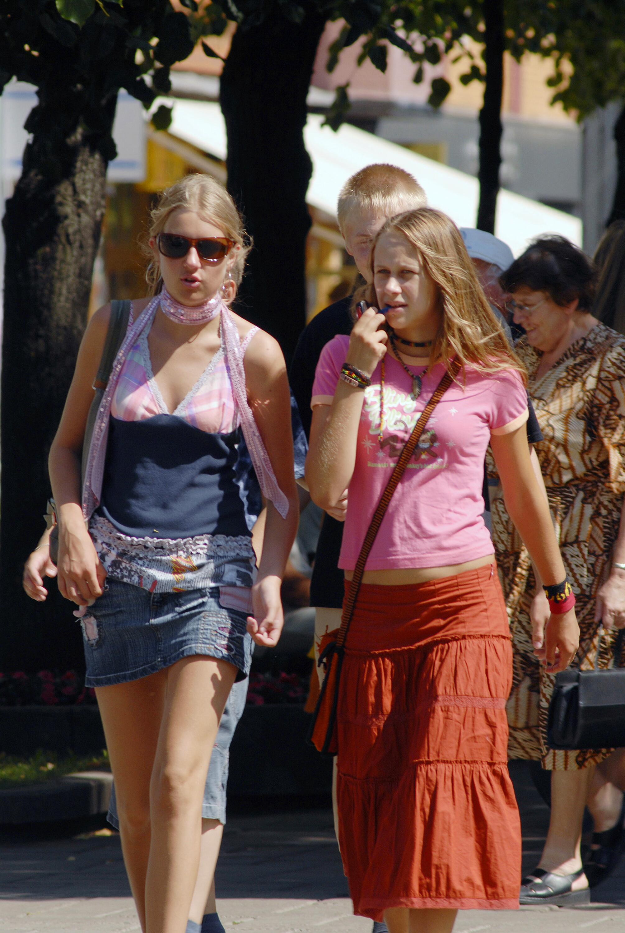 Stilius: 2006-aisiais Laisvės alėjoje fotografuotos merginos primena, kaip spalvingai anuomet rengėsi jaunimas.