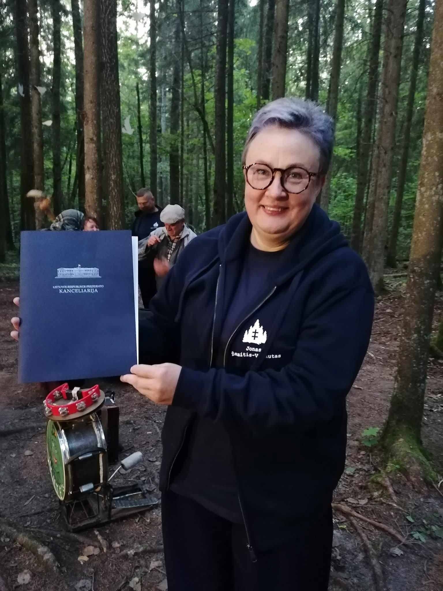 Dėkingumas: Prezidento padėka meno vadovei L. Lukošienei – padėka visai Vadžgirio bendruomenei, globojančiai ir saugančiai partizanų vado bunkerį.