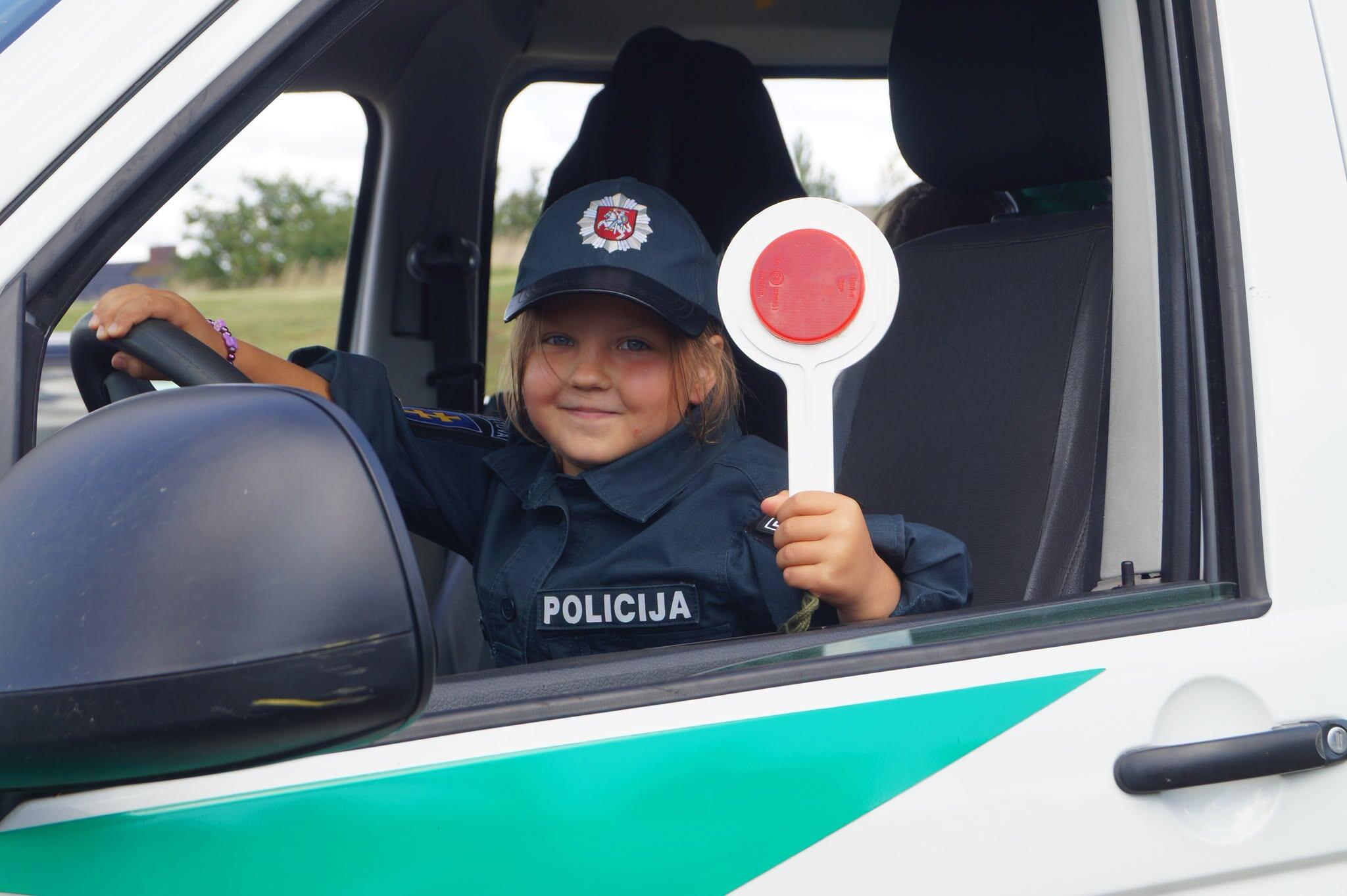 Mažiesiems: Raseinių rajono policijos komisariato staigmena jauniesiems dalyviams.
