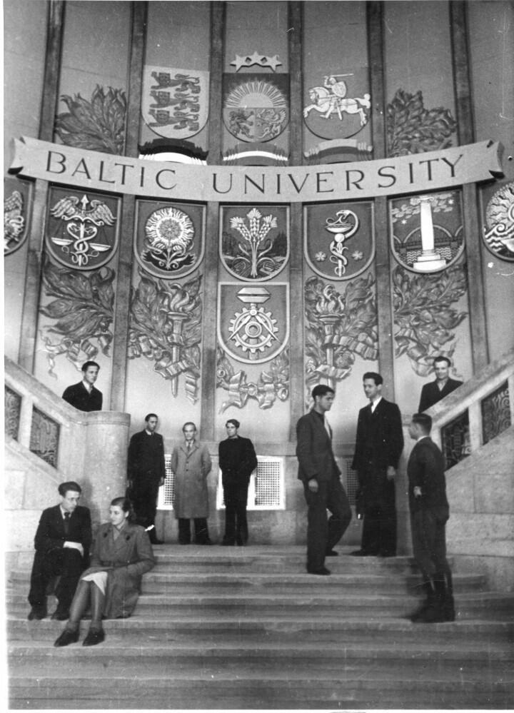 Pabaltijo universiteto rūmų Hamburge laiptinė, papuošta trijų Baltijos šalių ir universiteto fakultetų herbais. 1946 m.