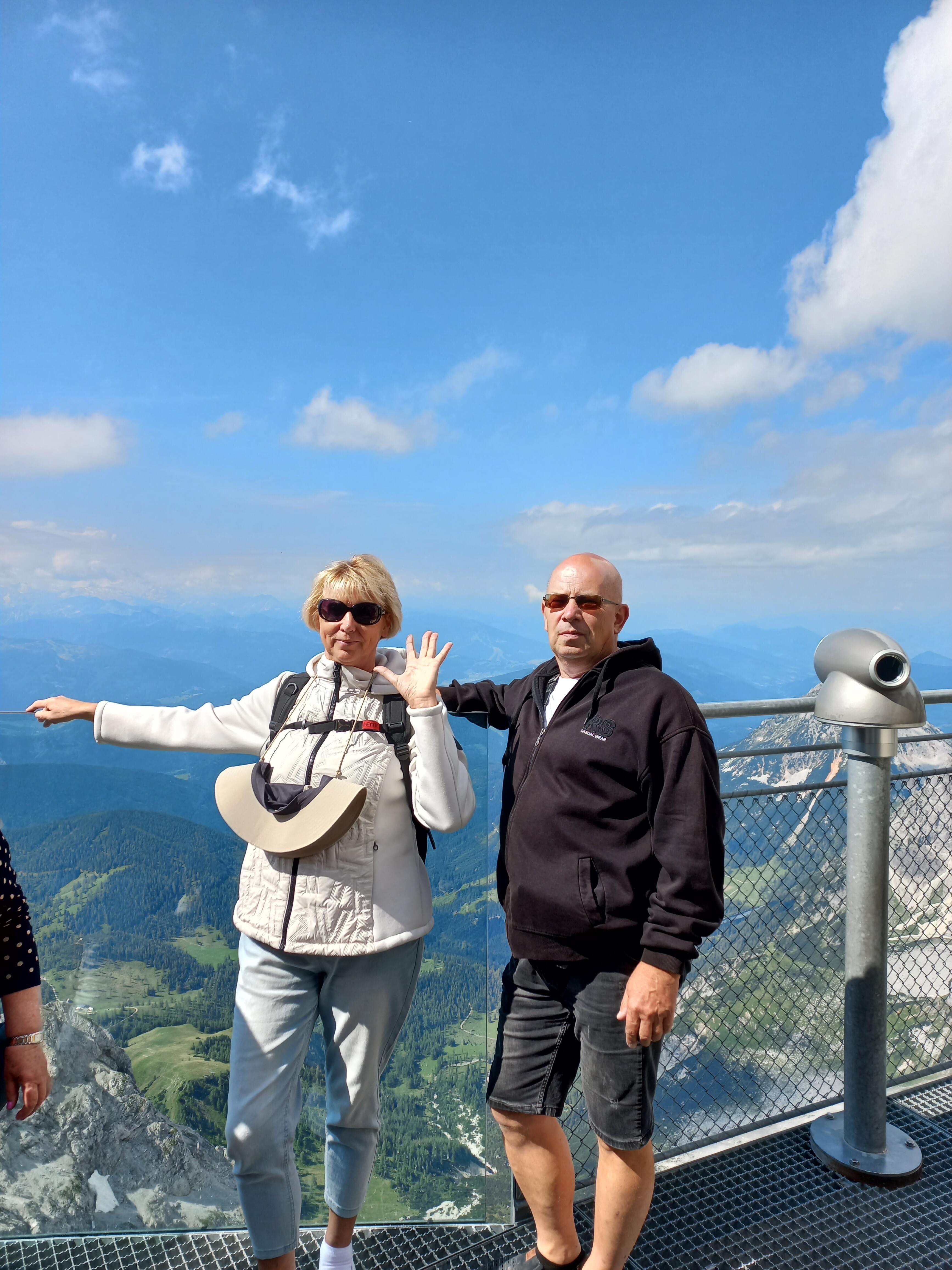 Pomėgiai: laisvalaikiu L. Kriščiūnas mėgsta keliauti. Nuotraukoje: su žmona Janina Austrijos Alpėse.
