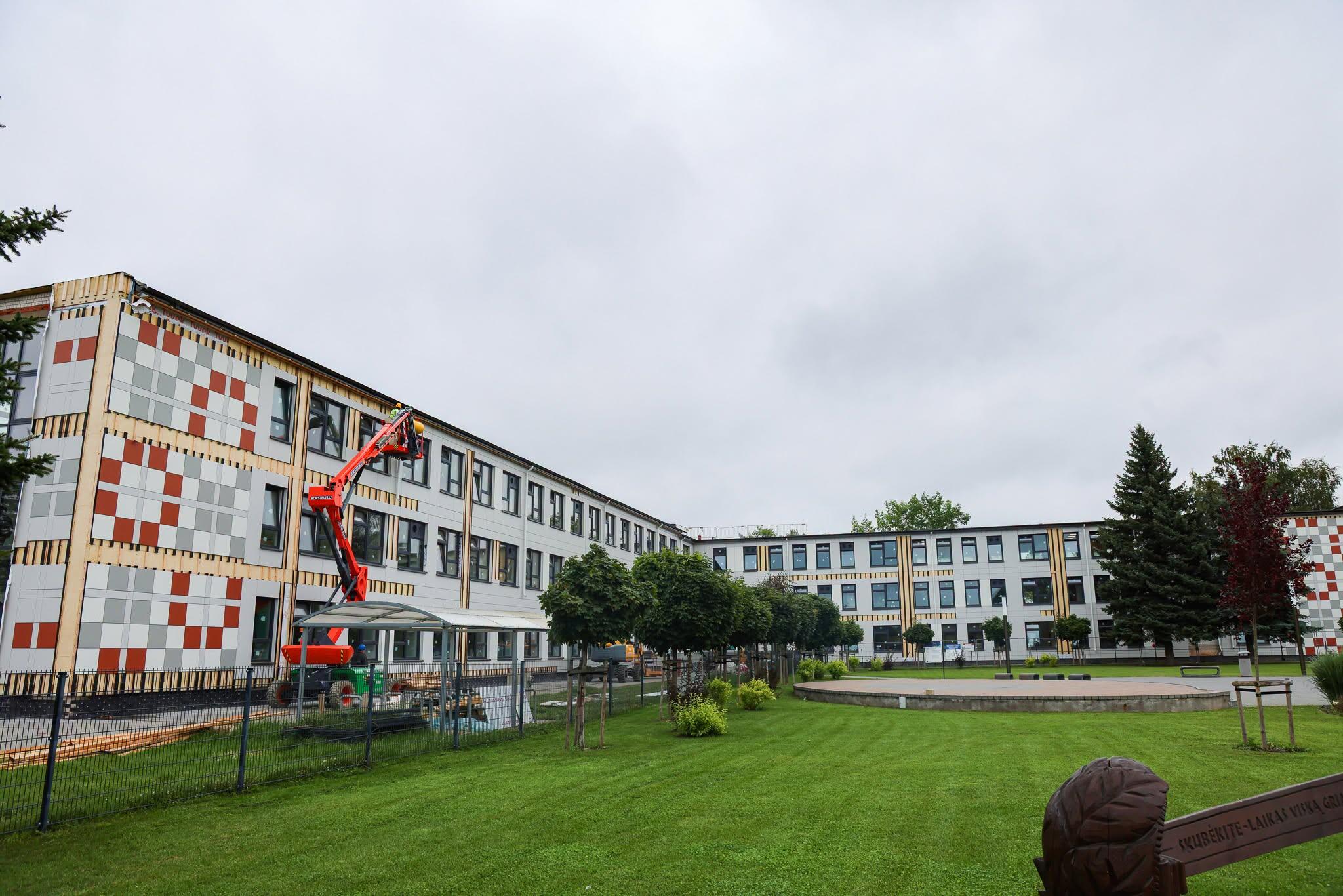 Renovacija: šiuo metu visi trys Karmėlavos B. Buračo gimnazijos pastatai jau apšiltinti skydais.