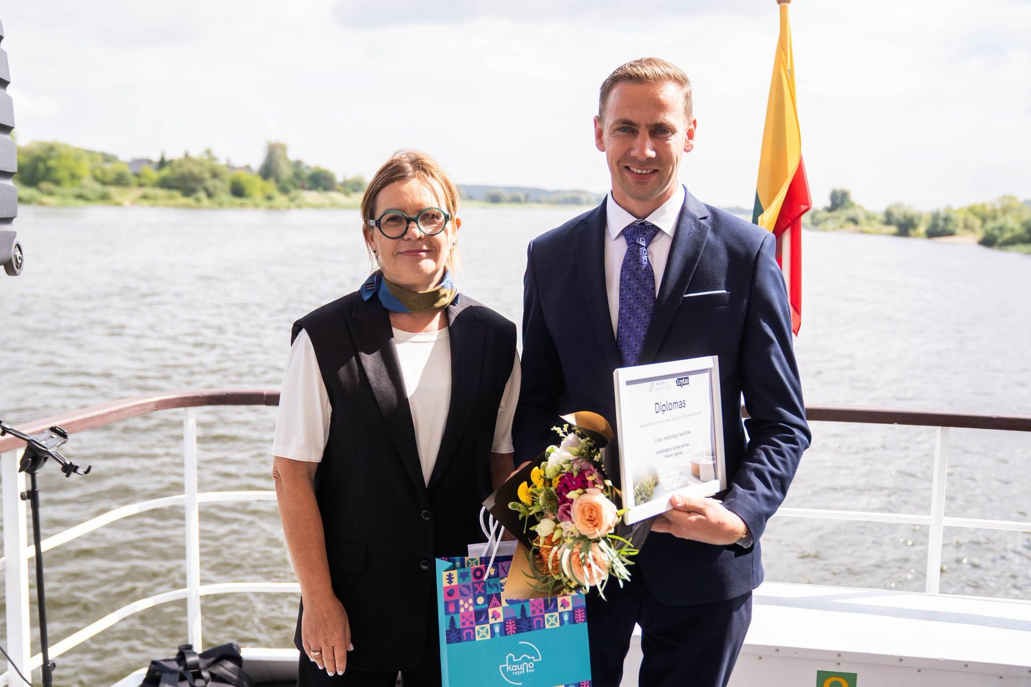 Sveikinimas: projekto iniciatorė, „Lrytas“ būsto rubrikos redaktorė Inga Junčienė ir Vandžiogalos seniūnas J. Bukauskas.