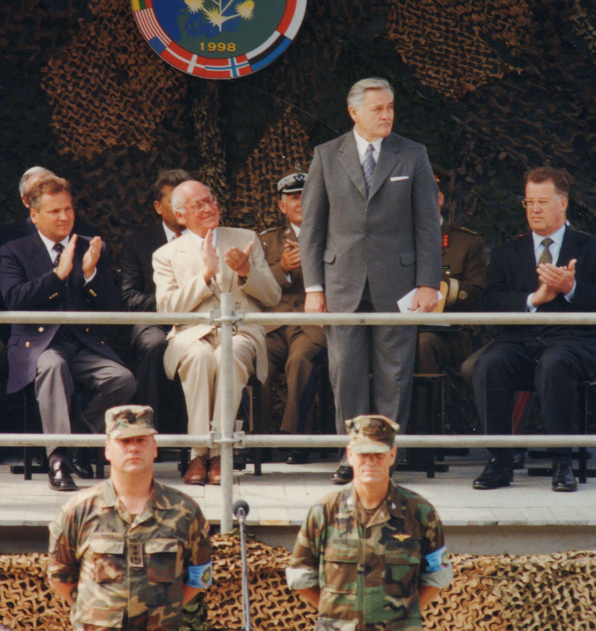 Lietuvos Respublikos prezidentas Valdas Adamkus karinių pratybų „Baltic Challenge 98“,  vykusių 1998 m. liepos 7–17 d., atidaryme. 