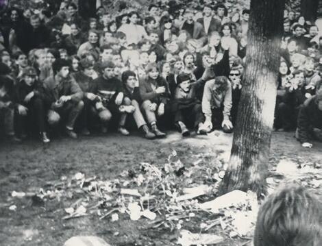 Auka: nenorėdamas taikstytis su sovietmečiu R. Kalanta pasirinko protesto formą susideginti. Šis jo poelgis itin ryškiai rezonavo visuomenei, tai sukėlė protestų bangą.