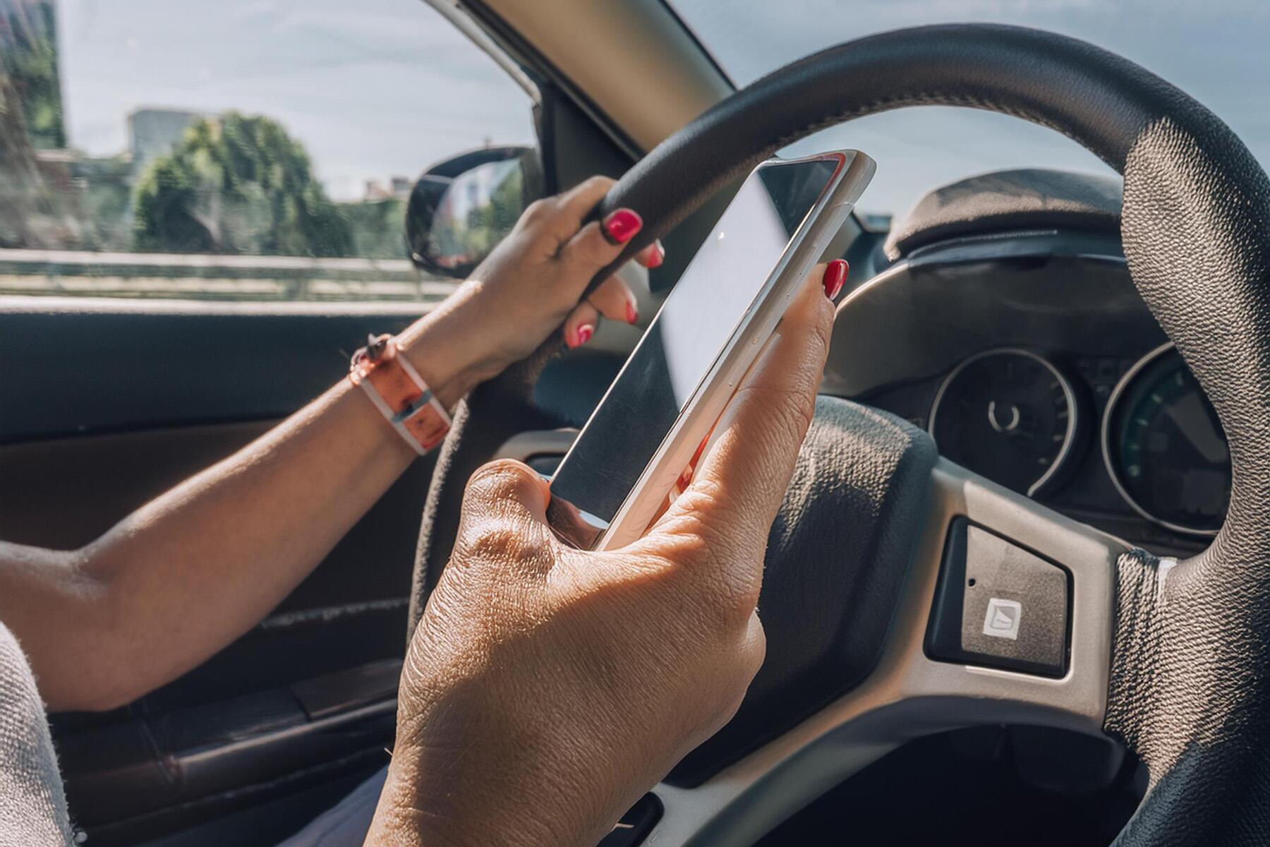 Pastebėjimas: itin dažnai įvairios avarijos nutinka ir dėl naudojimosi telefonu.