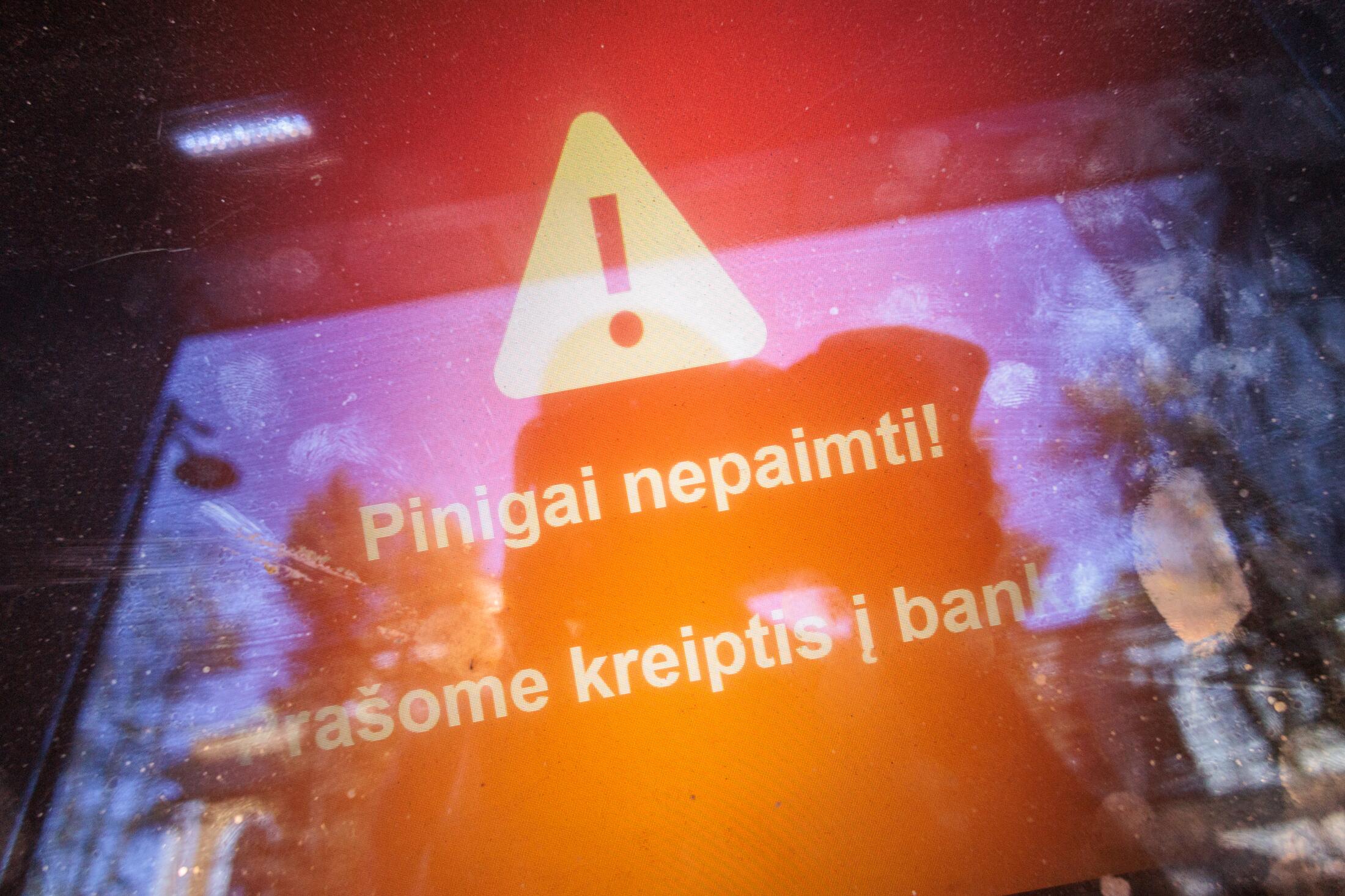 Signalas: bankomatas perspėja susiklosčius netipinei situacijai.