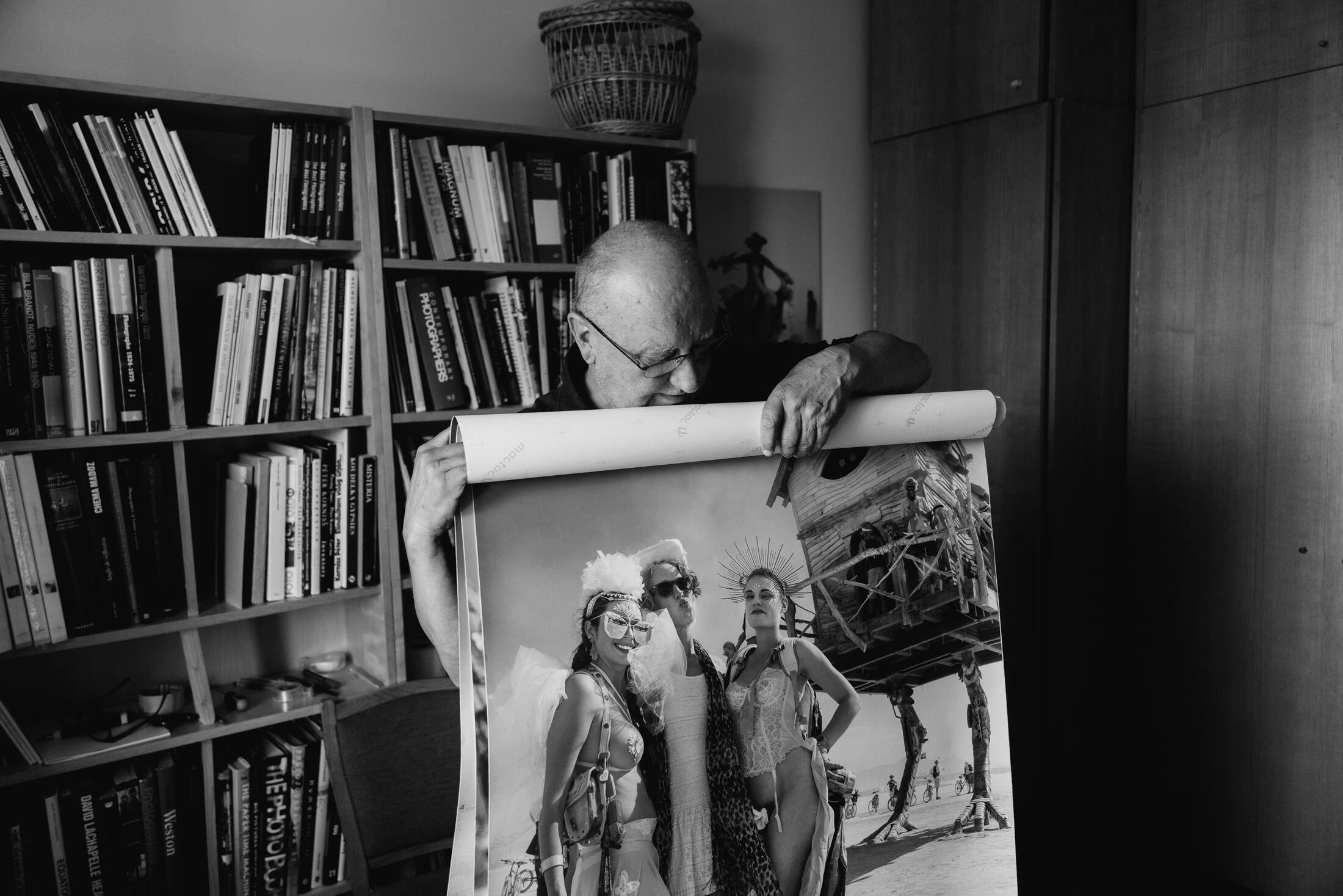 Ryšys: fotografuodamas R. Požerskis bendrauja su žmonėmis, kol galiausiai jie ima nejausti fotoaparato objektyvo