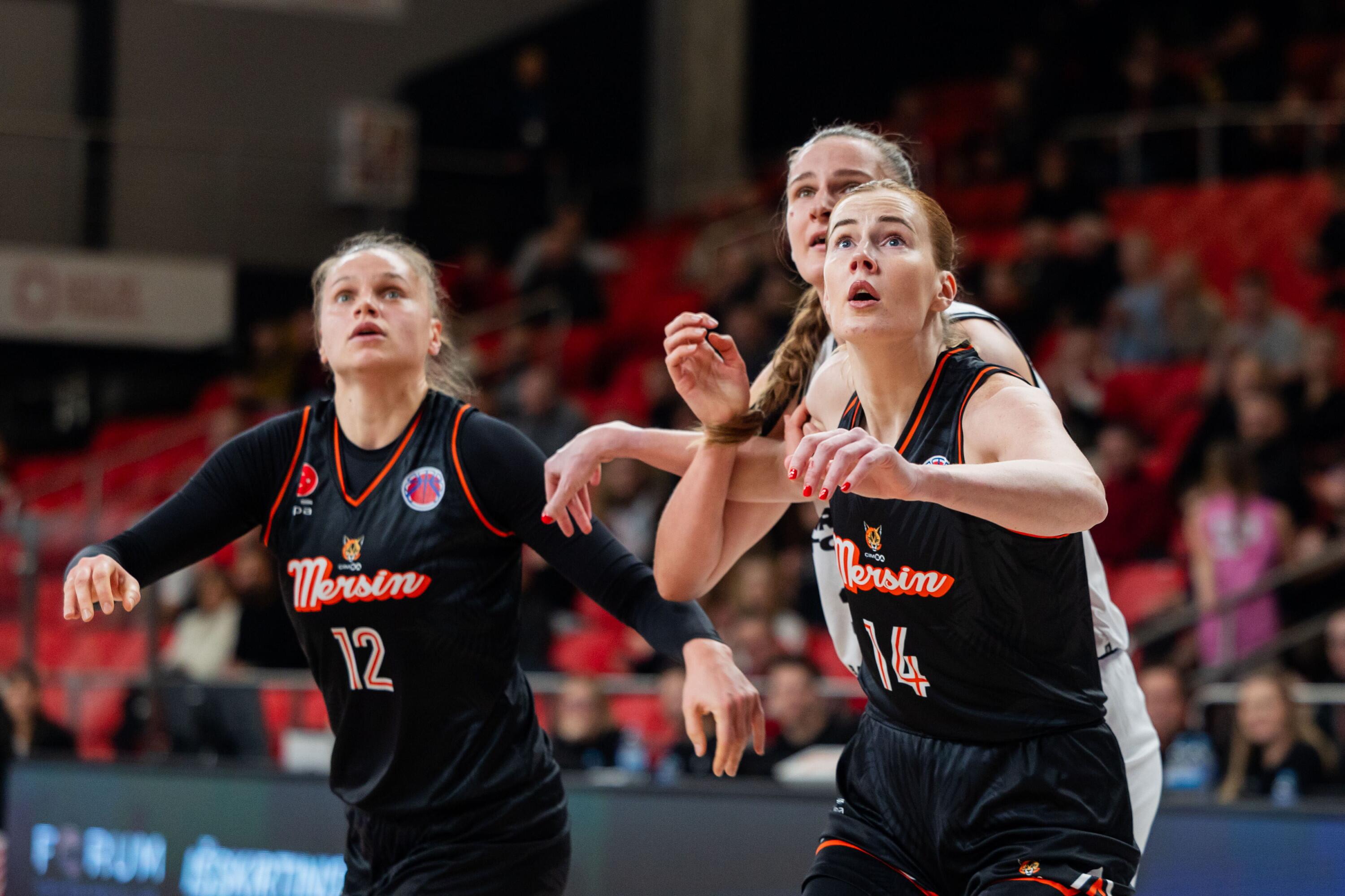 Duetas: E. Šventoraitė su L. Juškaite (dešinėje), kuri vėliau persikėlė į WNBA, šiemet Turkijoje iškovojo Europos taurę.