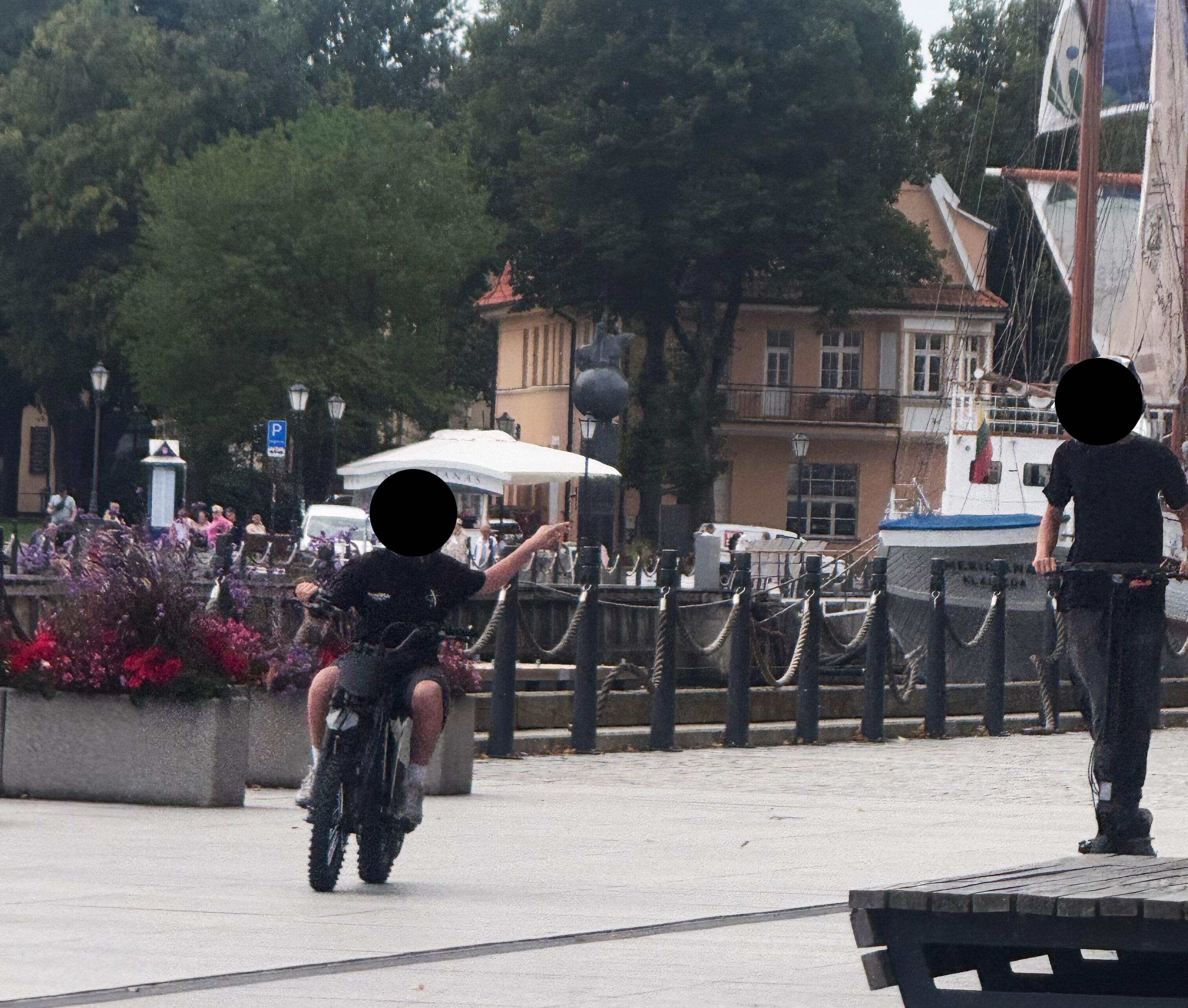Elgesys: klaipėdietės teigimu, agresyviausias iš gaujos buvo jaunuolis, važiavęs krosiniu motociklu.