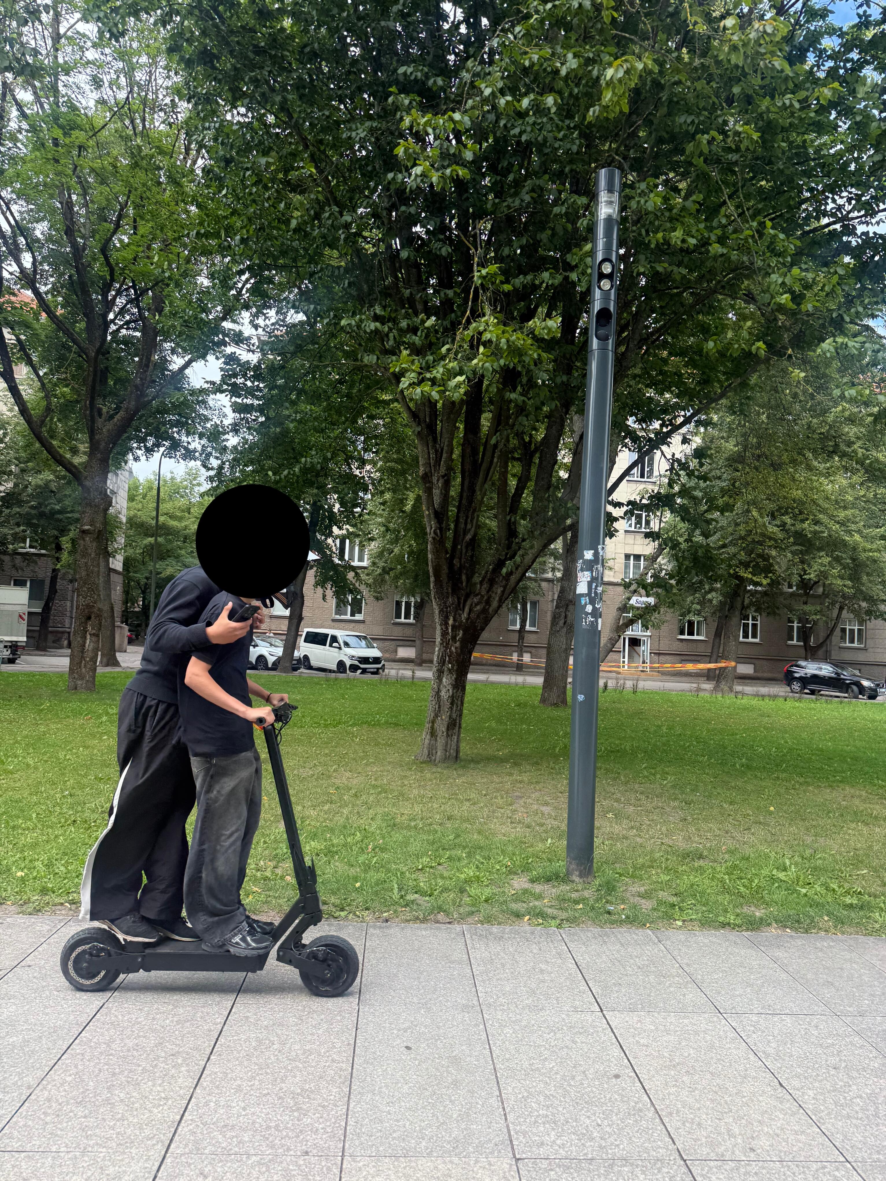 Būsena: moterį ištiko šokas, kai jos mažamečio sūnaus tik per plauką nepartrenkė paspirtukininkai, du jų važiavo ant vieno paspirtuko.