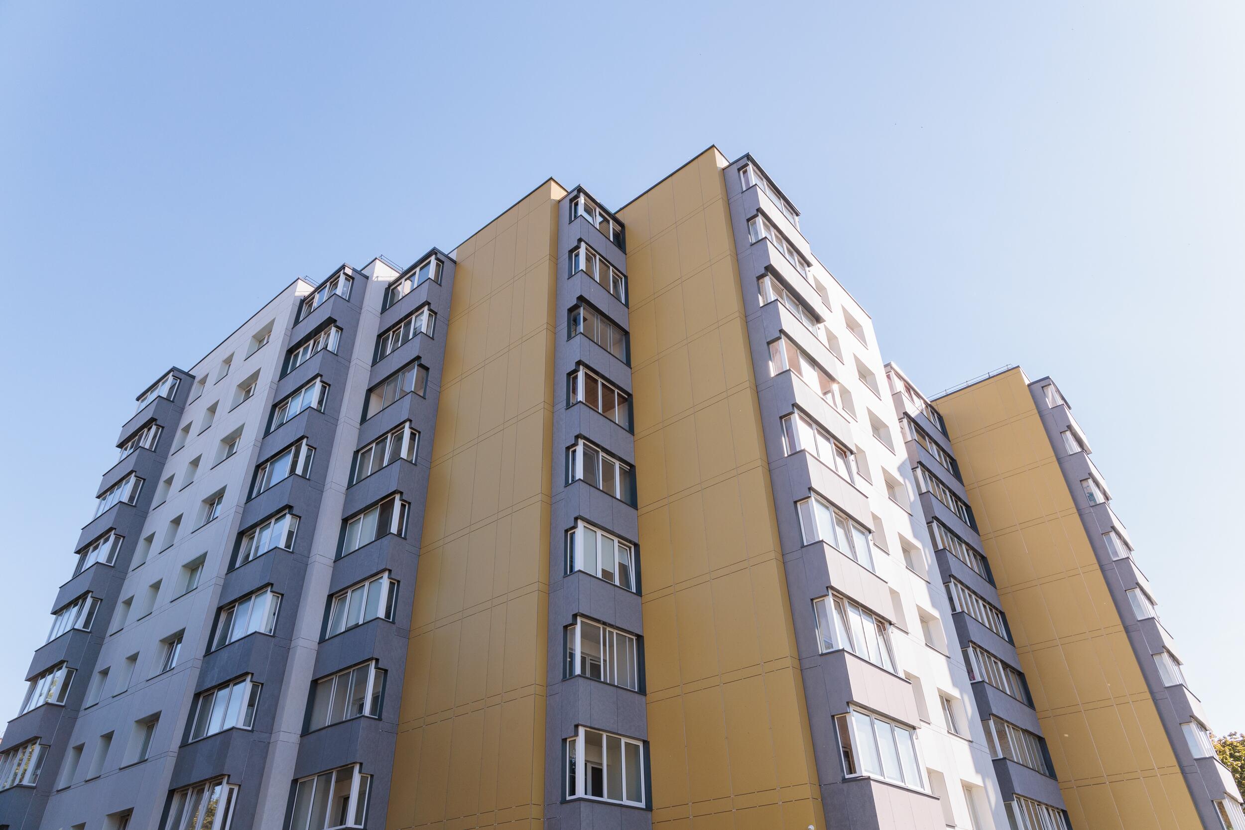 Nauda: renovavus namus, ne tik sumažėja šilumos suvartojimas, bet ir pagerinamas daugiabučio estetinis vaizdas.