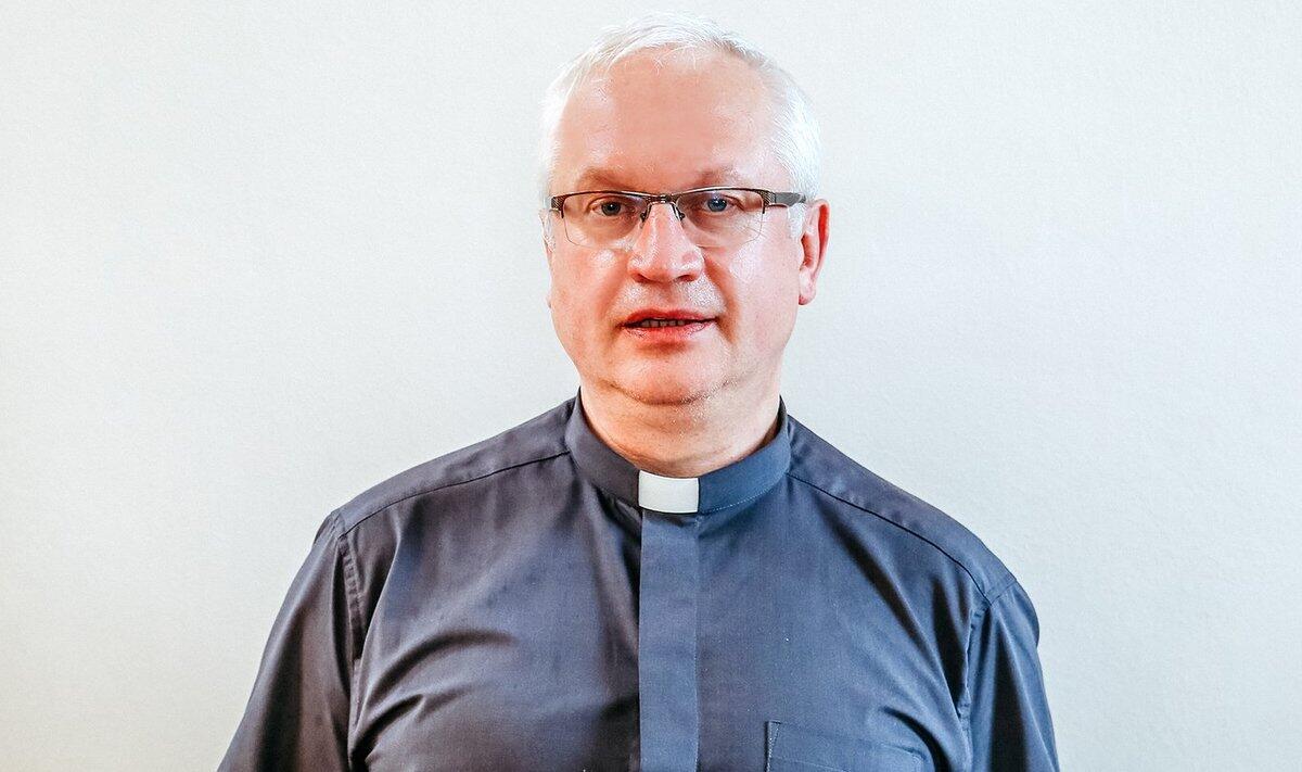 Įvertino: Panevėžio vyskupijos Šv. apaštalų Petro ir Povilo bažnyčios klebono Romualdo Zdanio, kuris yra ir vyskupijos bažnytinio teismo oficiolas, vertinimu, be mamos žinios vaiką krikštijęs kunigas galėjo pažeisti etiką.