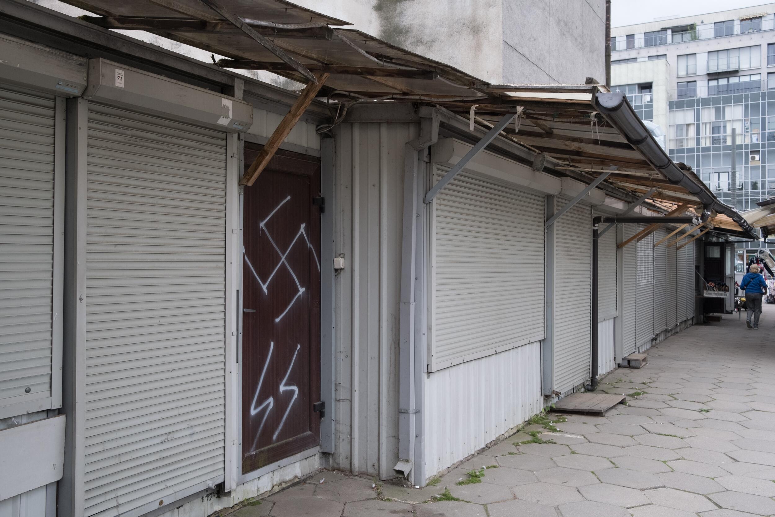 Kartojasi: Stoties turguje nuvalius svastikas, jų vėl greitai atsiranda.