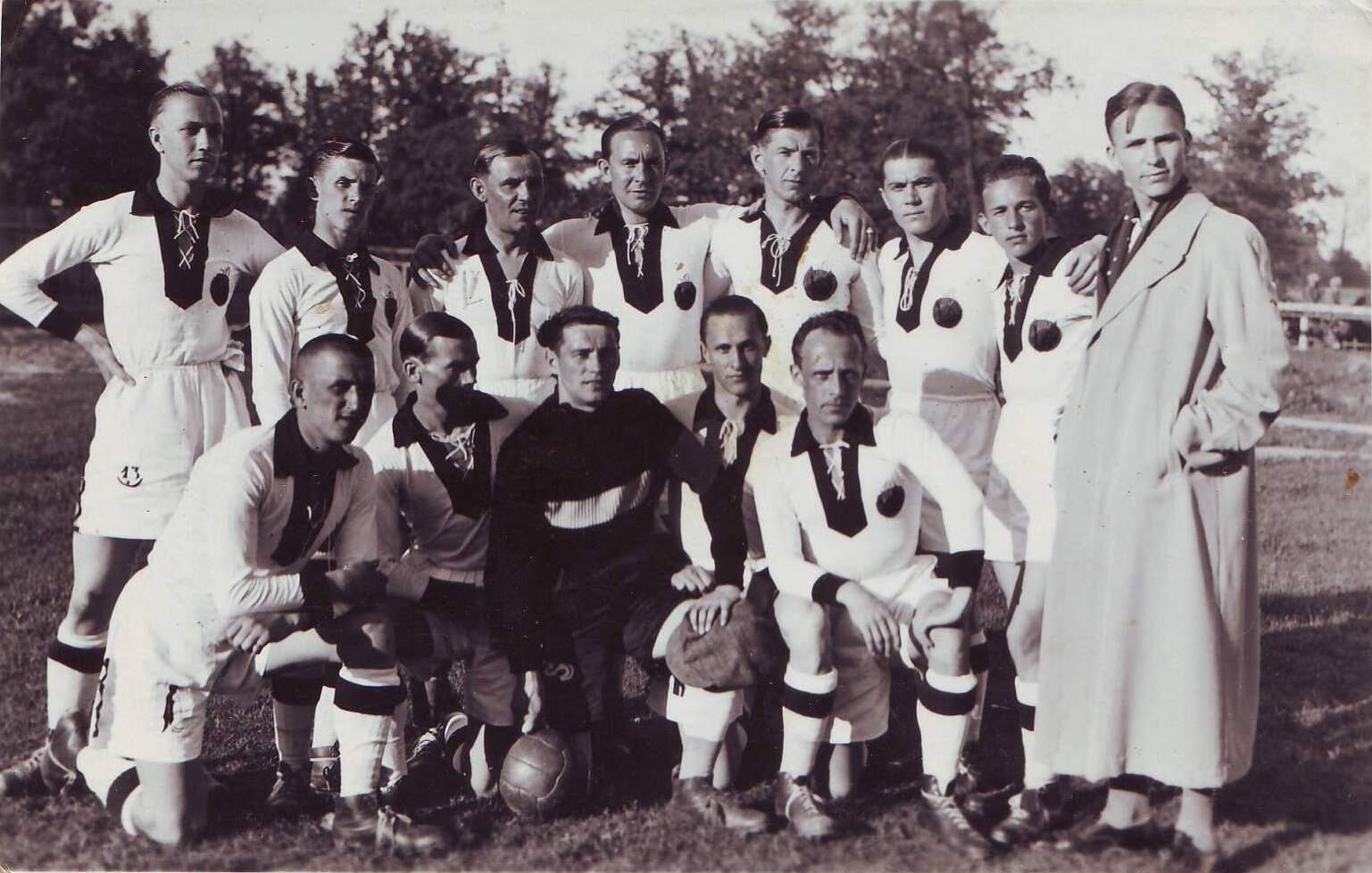 Įvairiapusiškumas: J. Vasiliauskas (stovi ketvirtas iš kairės) su kitais teatralais buvo ir futbolo entuziastas.