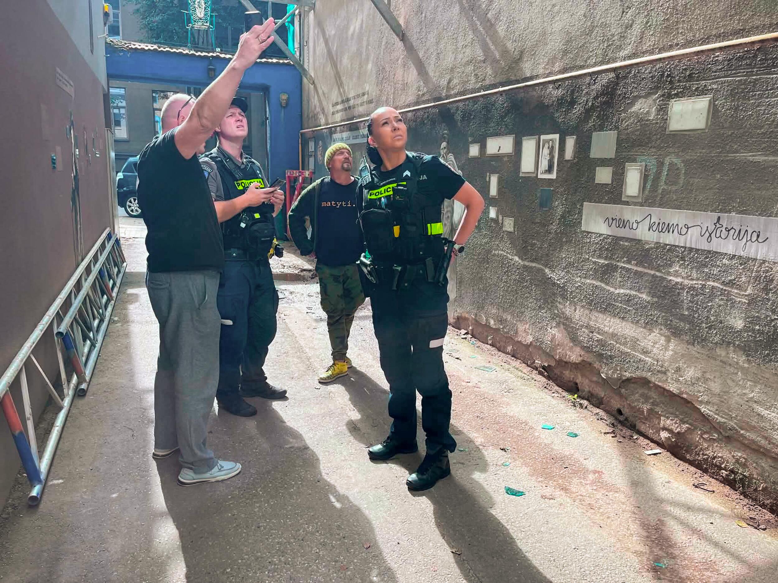 Incidentas: vienas namo gyventojas plaktuku nudaužė dalį ant sienos esančių kūrinių, todėl teko kviesti pareigūnus.