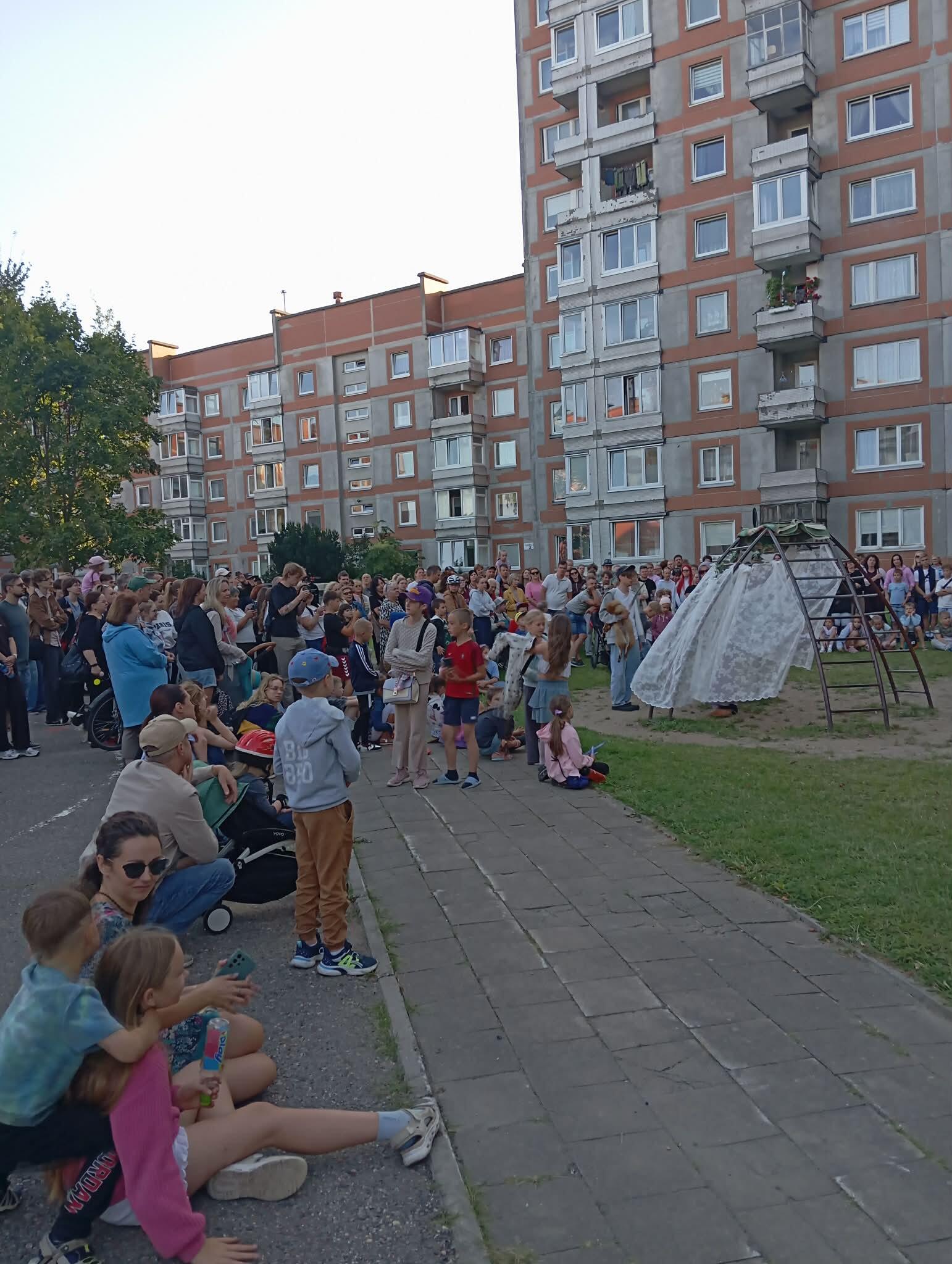 Akimirka: spektaklis ypač patraukė mažųjų žiūrovų dėmesį.