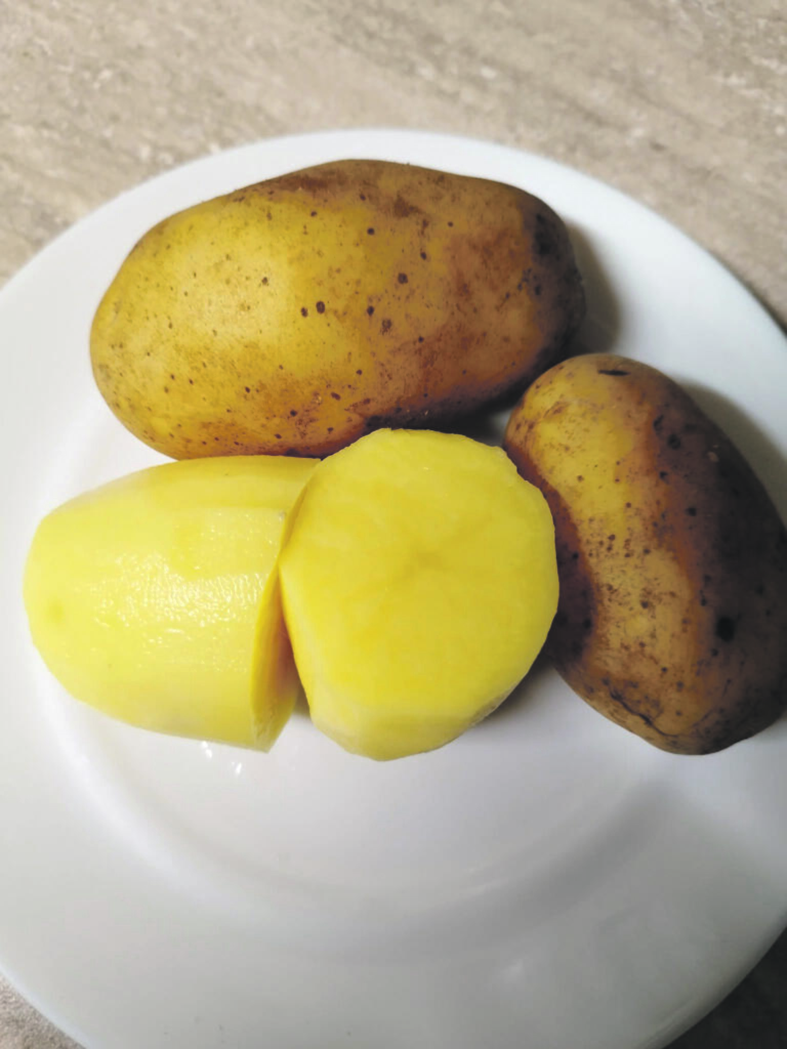 Kokybė: ūkininkai nevengia parodyti klientams, kaip atrodo perpjautos bulvės.