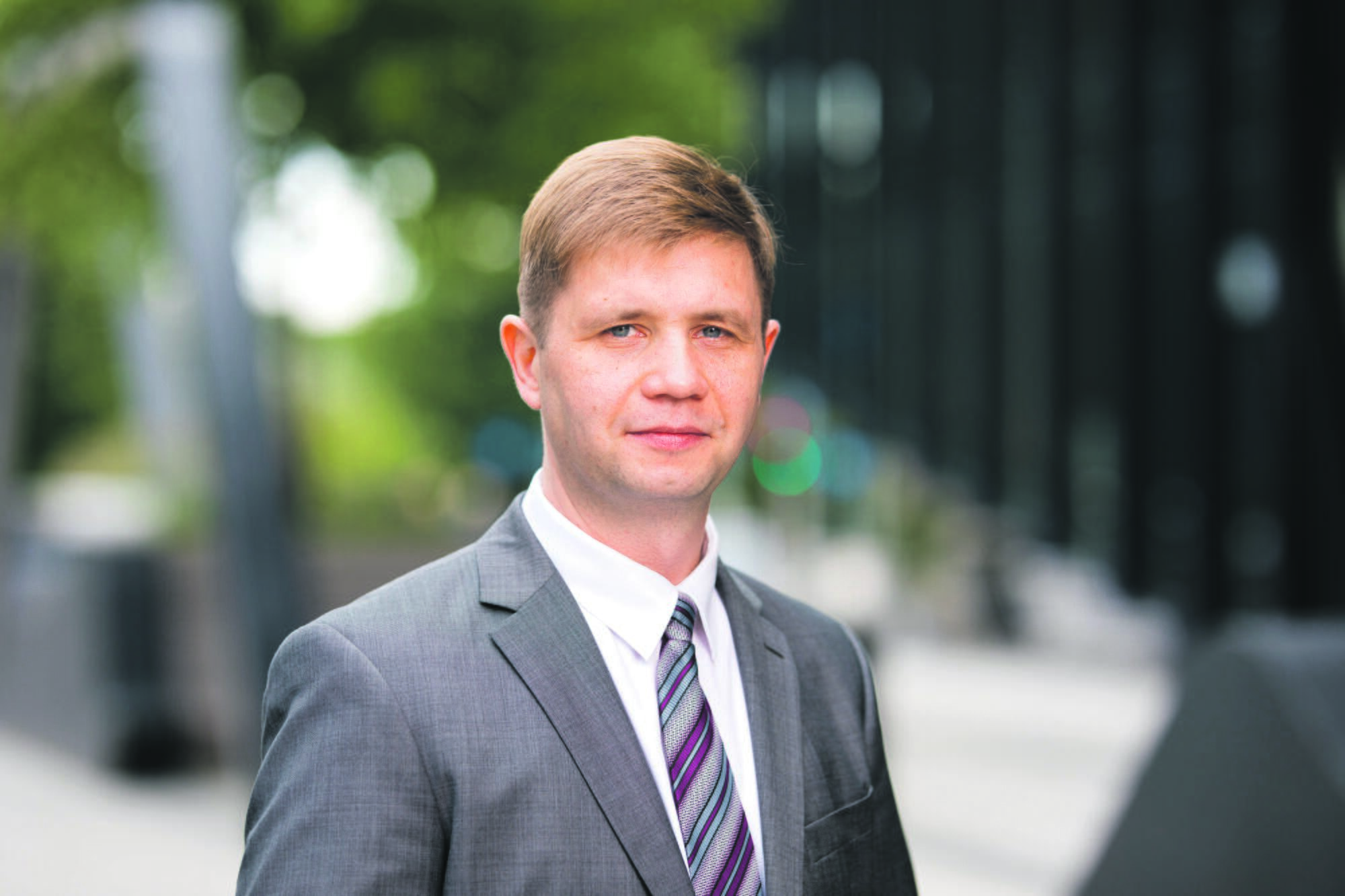 Taktika: savo studentams doc. dr. mult. P. Astromskis sąmoningai pateikia daug sudėtingesnių ir didesnės apimties užduočių ir sąmoningai leidžia jiems naudotis generatyviniu DI. Taip dėstytojas siekia parodyti, kur klysta mašinos mąstymas.