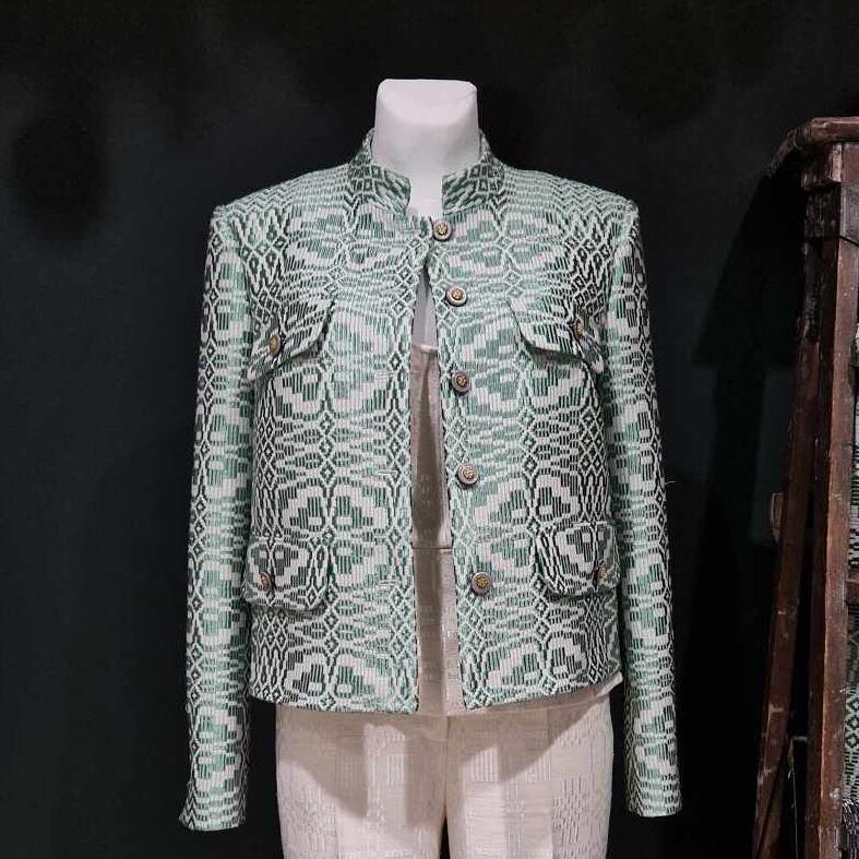 Išskirtinės: Neringos kurtais švarkeliais dažnai puošiasi elegantiškos moterys, dalyvaujančios ambasadų, prezidentūros priėmimuose. 