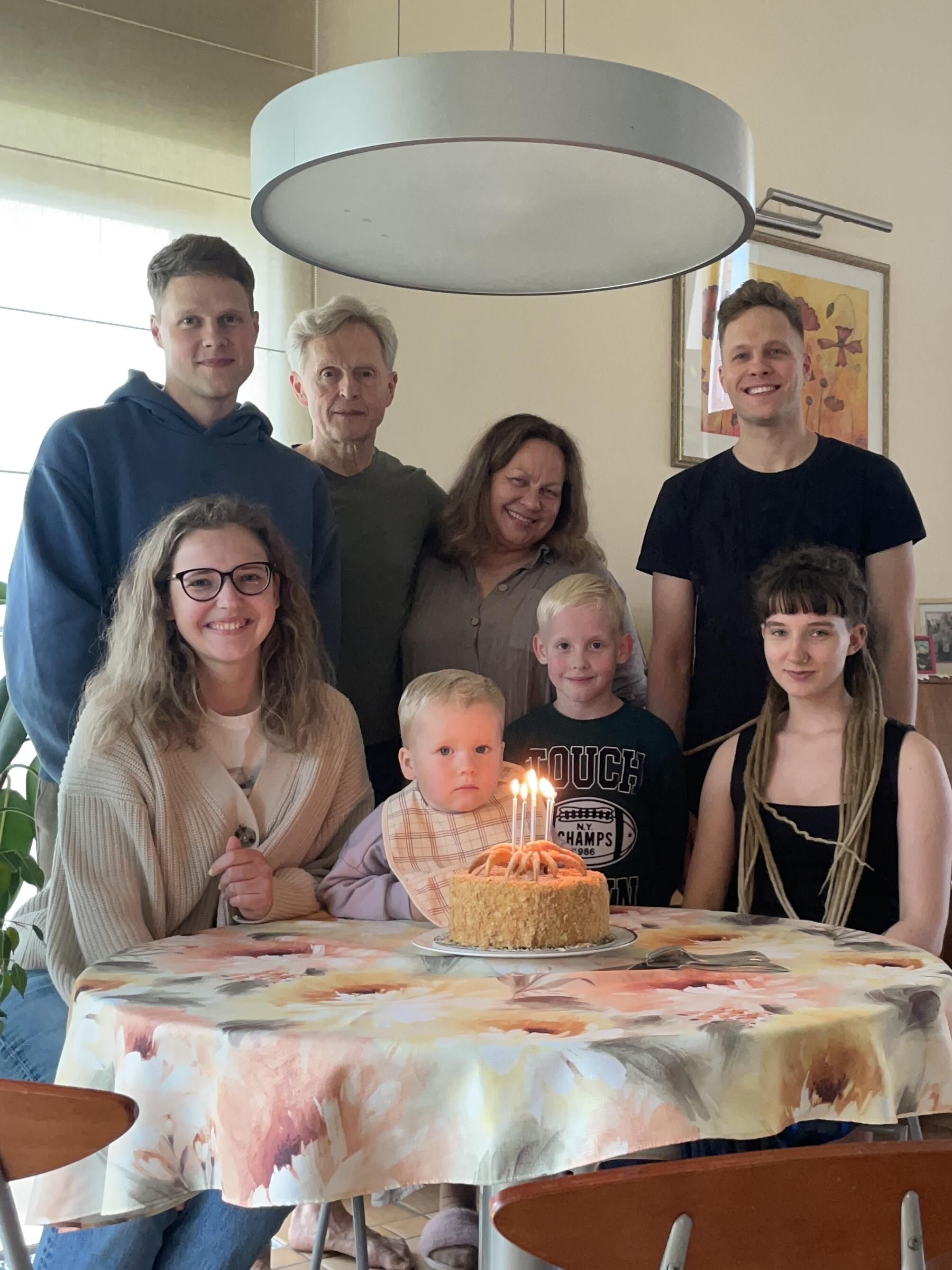 Stiebiasi: Ramunė ir Raimondas su vaikais Deina (dešinėje), Jonu, Ignu, jo žmona Laura bei jų vaikais Ignu, Juozu.