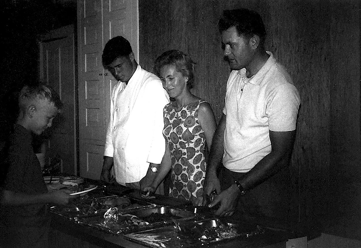 Vadybininkė: Tabor Farmos šeimininkai Alma (centre) ir Valdas (dešinėje) Adamkai prireikus patys stodavo dalyti svečiams maistą, o ponia Alma puikiai administravo visą poilsiavietės veiklą.