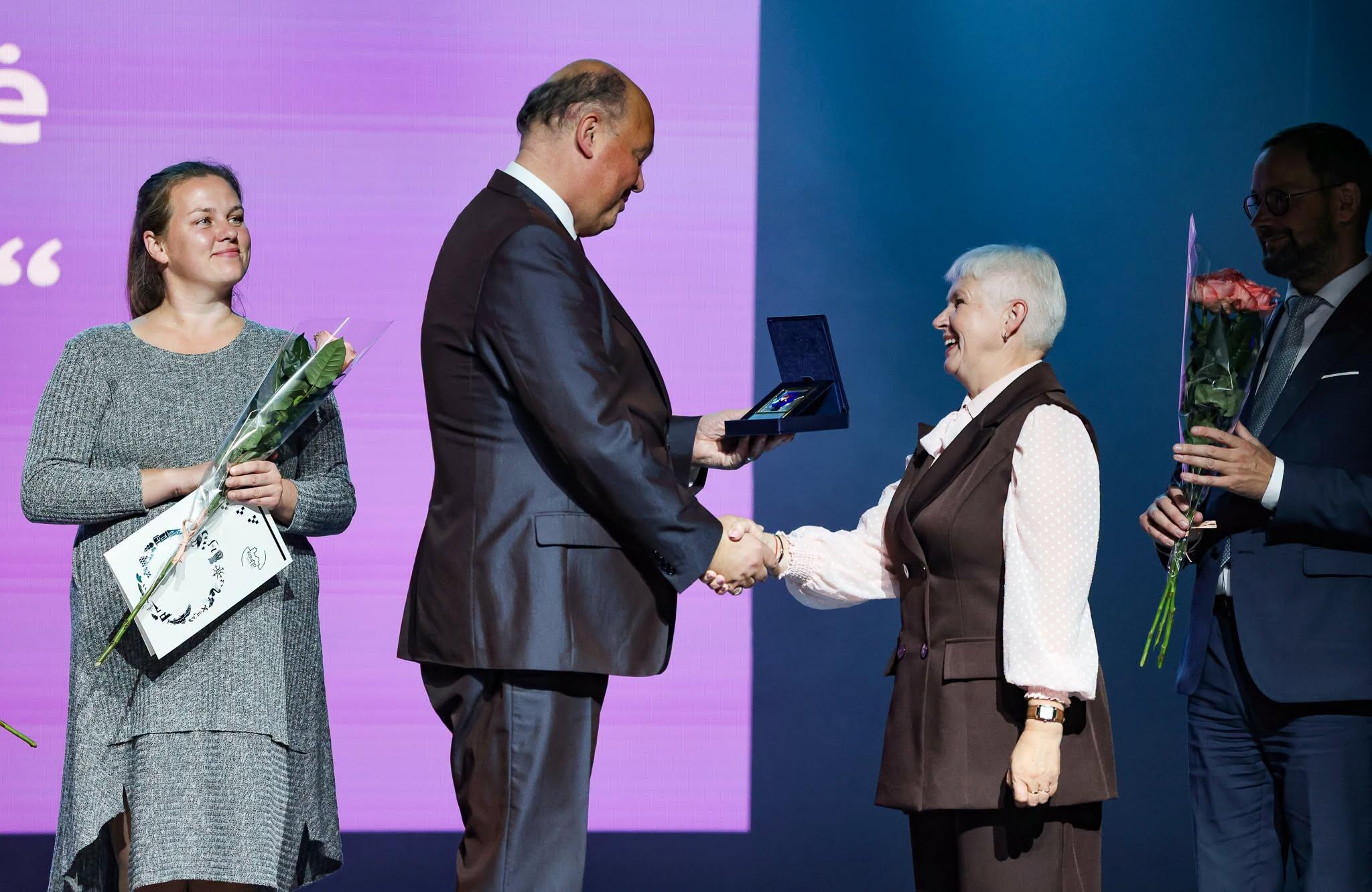 S. Navickienė D. Numgaudžiui įteikė Kauno rajono savivaldybės plaketę.