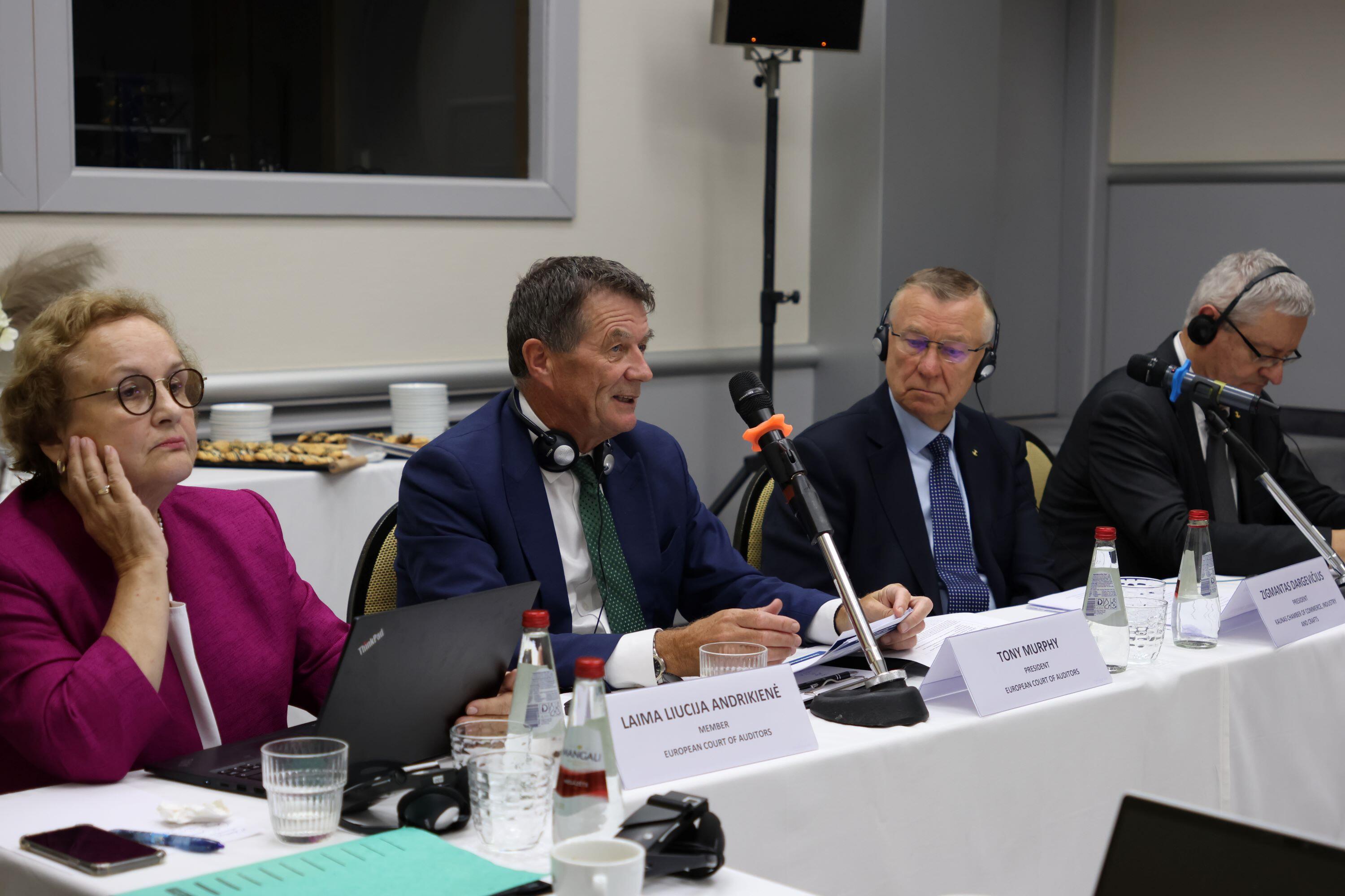 Iš kairės L. L. Andrikienė, T. Murphy, Z. Dargevičius, R. Varkulevičius