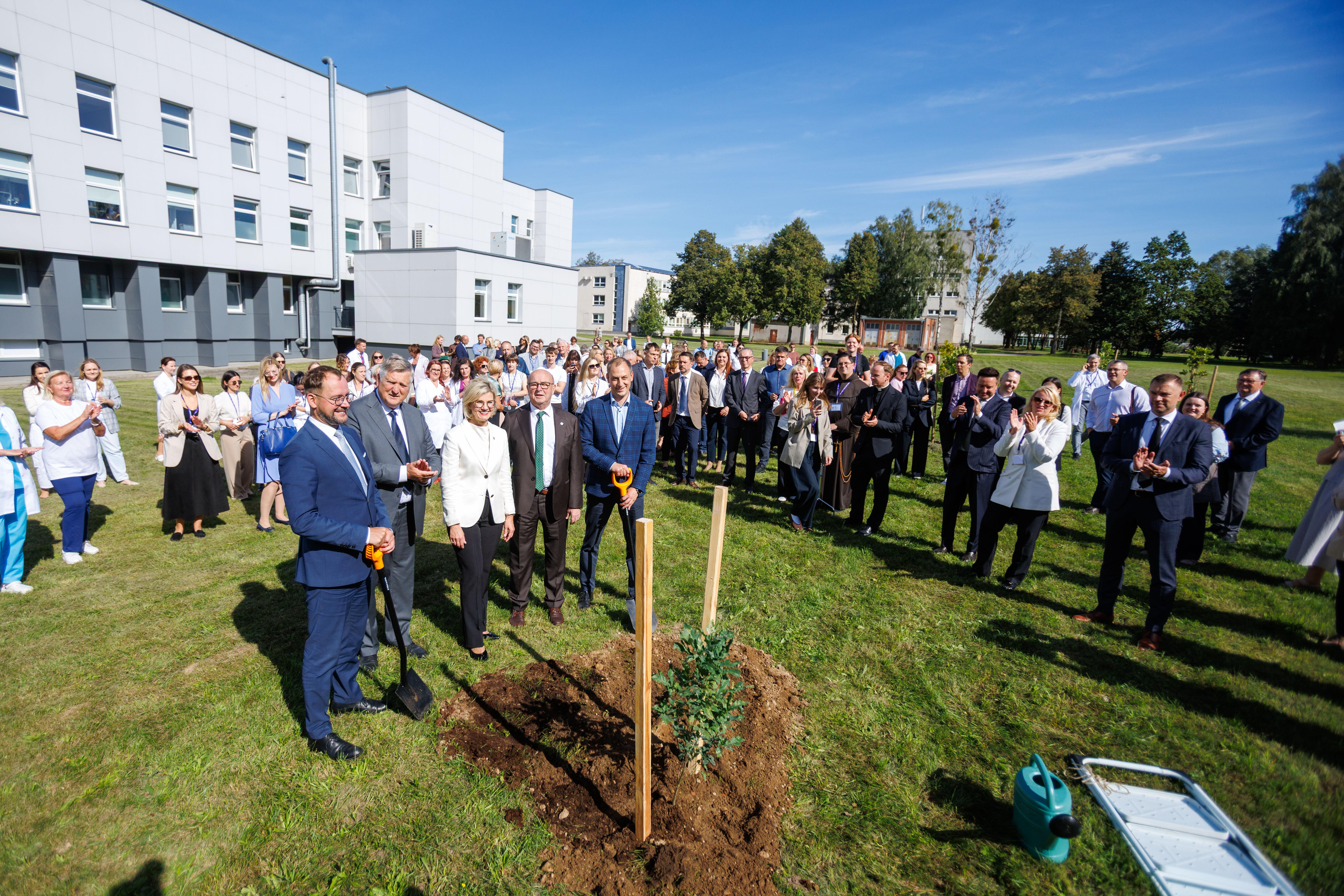 Augimas: šeštąjį gimtadienį ligoninės bendruomenė pažymėjo pasodindama šeštąjį ąžuoliuką.