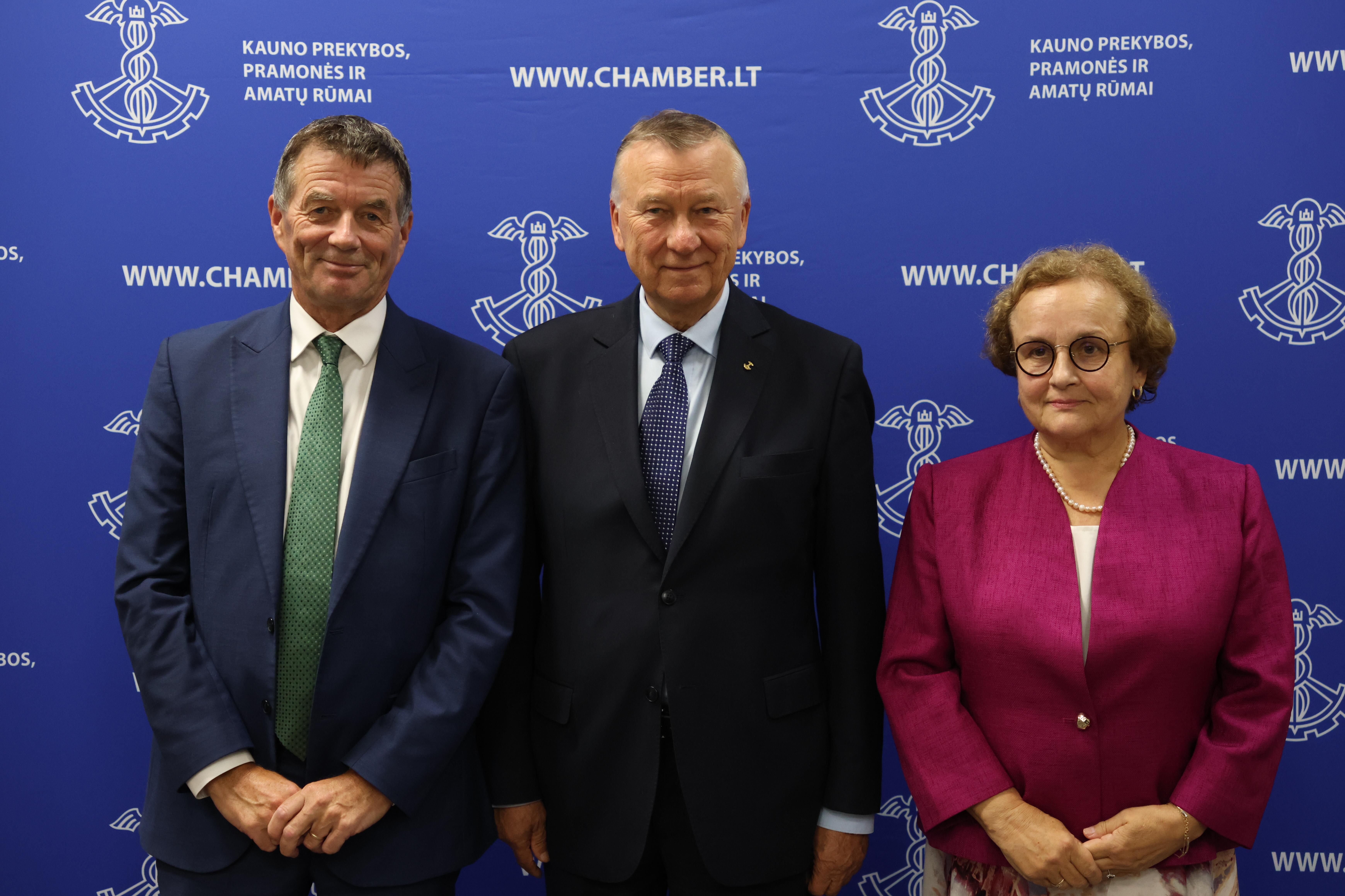 KPPAR prezidentas Z. Dargevičius, EAR prezidentas T. Murphy ir EAR narė L. L. Andrikienė