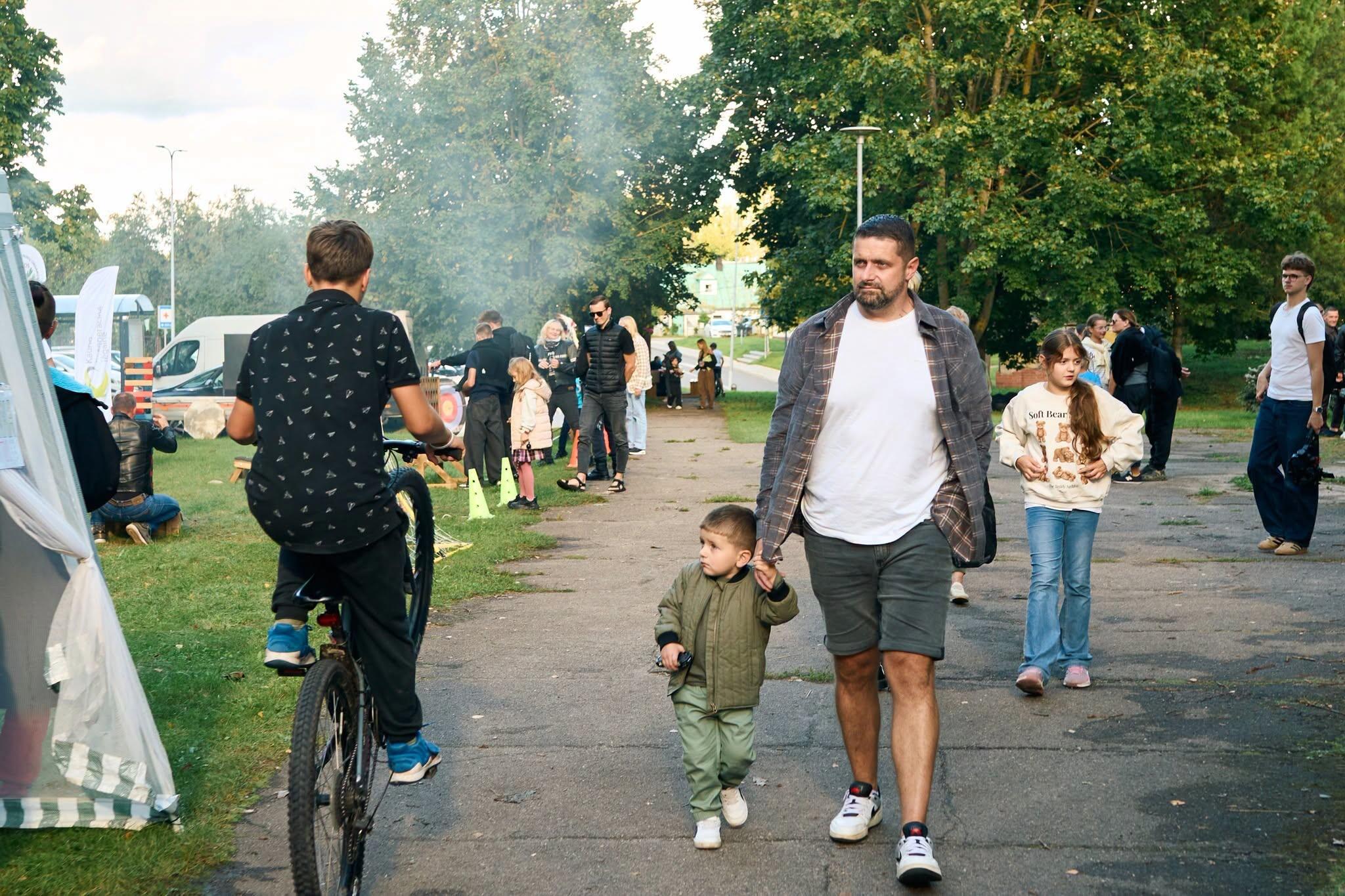 Lapėse: Tvarumo festivalis subūrė bendruomenę prasmingai, veiklų ir gerų emocijų kupinai dienai.